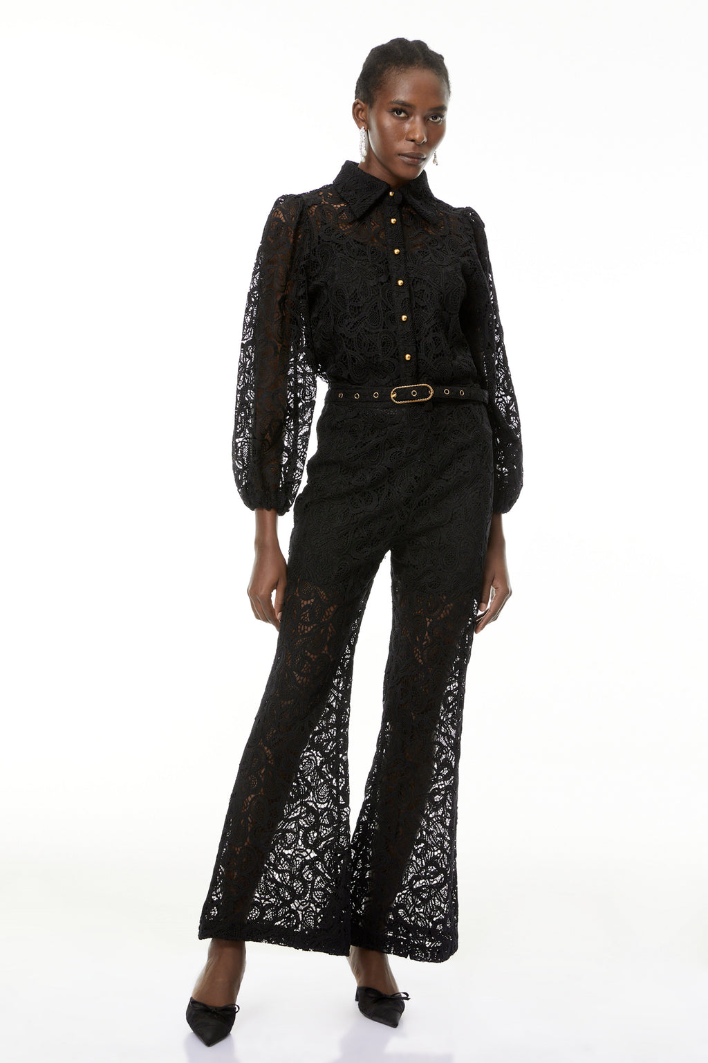 Conjunto de blusa y pantalón con encaje floral negro de MRMelbourne, estilo elegante y moderno para eventos formales.