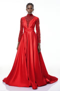 Vestido largo de seda rojo Jelena de MRMelbourne con bordados ornamentales y diseño maxi para ocasiones elegantes.