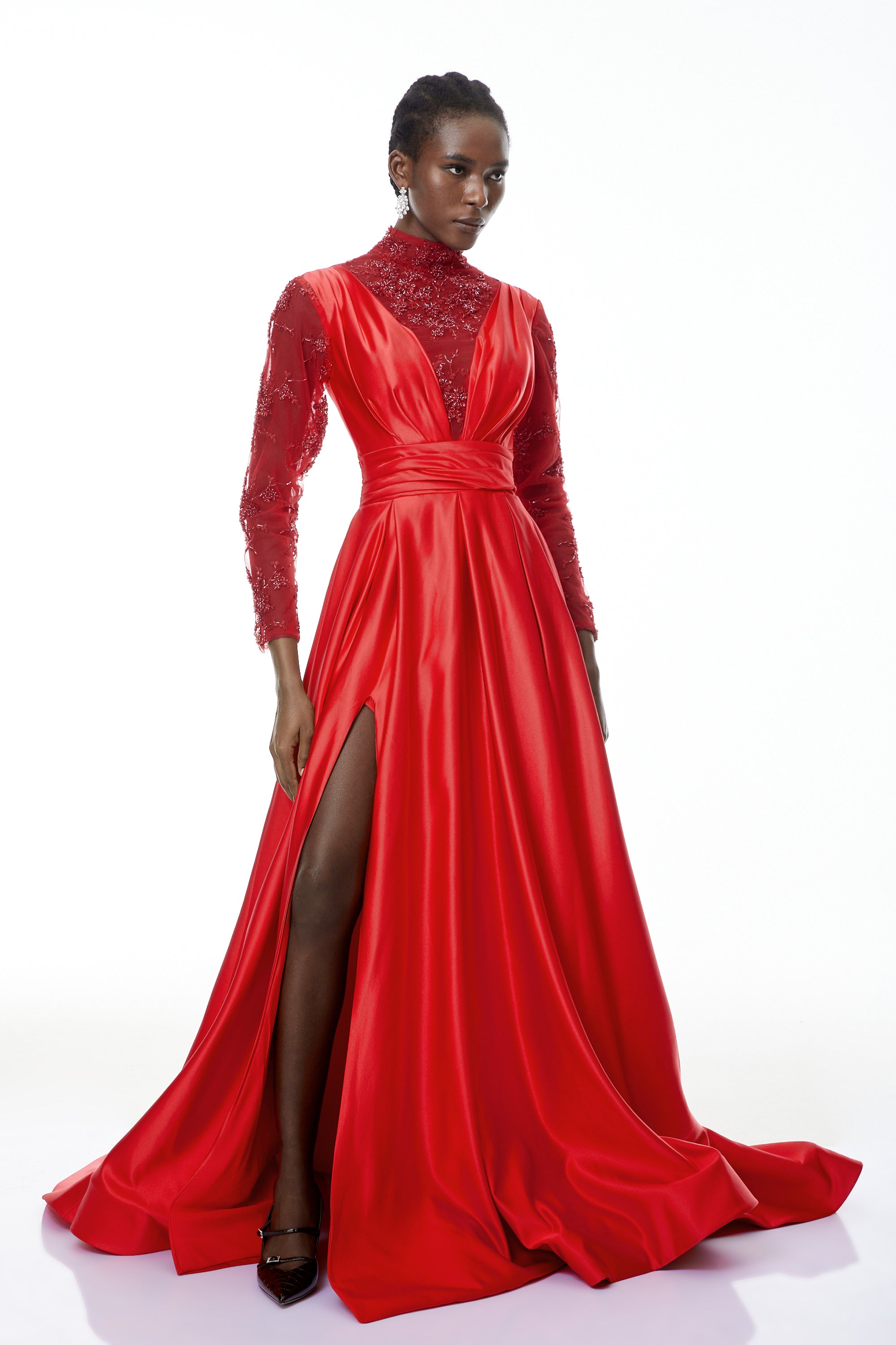 Vestido maxi de satén rojo con adornos, estilo elegante y sofisticado, de la marca MRMelbourne, en vista frontal.