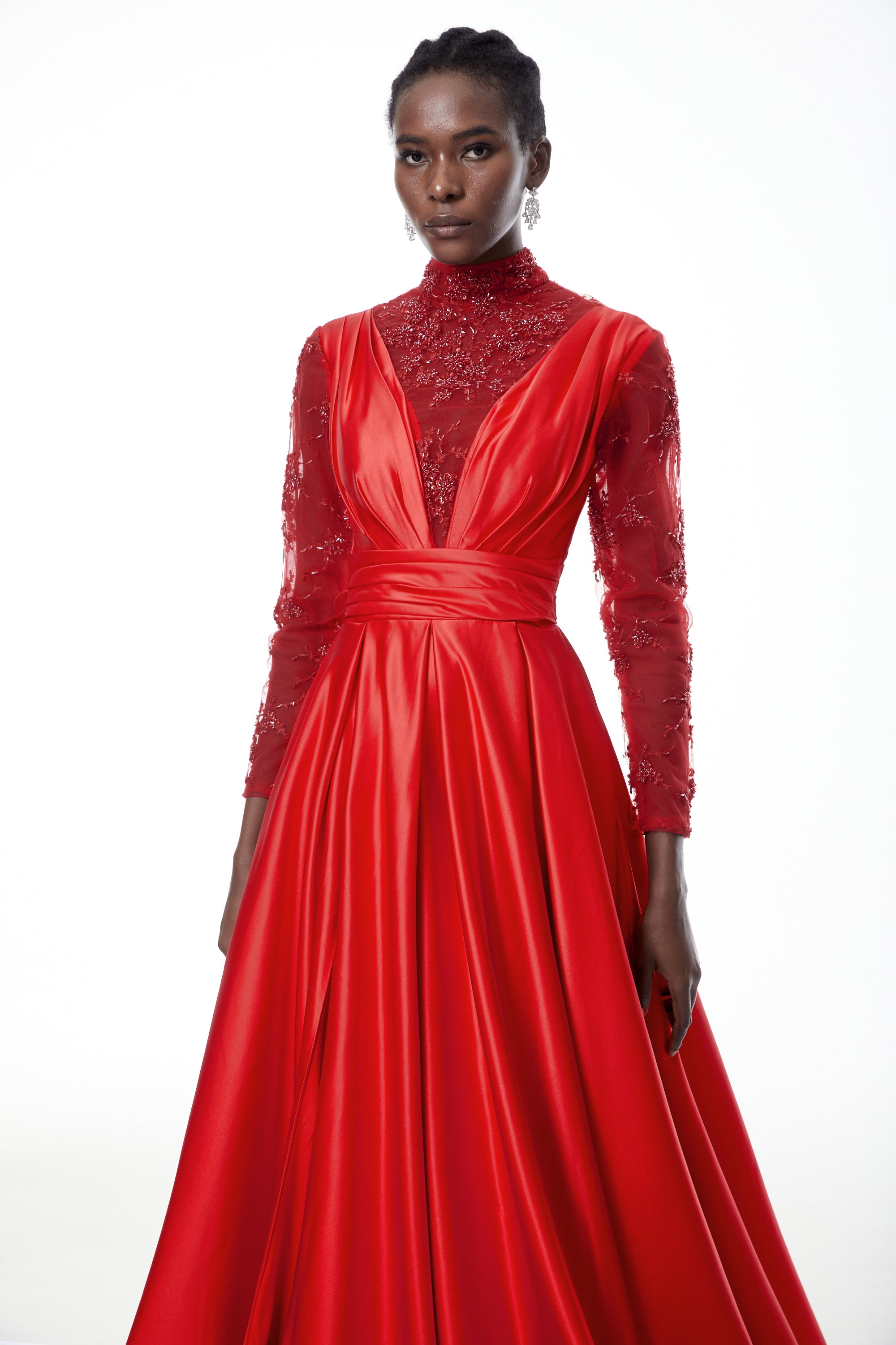 Vestido largo de satén rojo con embellishments de la marca MRMelbourne, detalle de la parte superior y caída elegante.