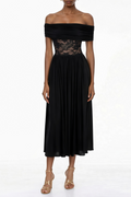 Vestido maxi negro con panel de encaje y pliegues de MRTokyo, elegante y largo, con detalles delicados en la parte superior.