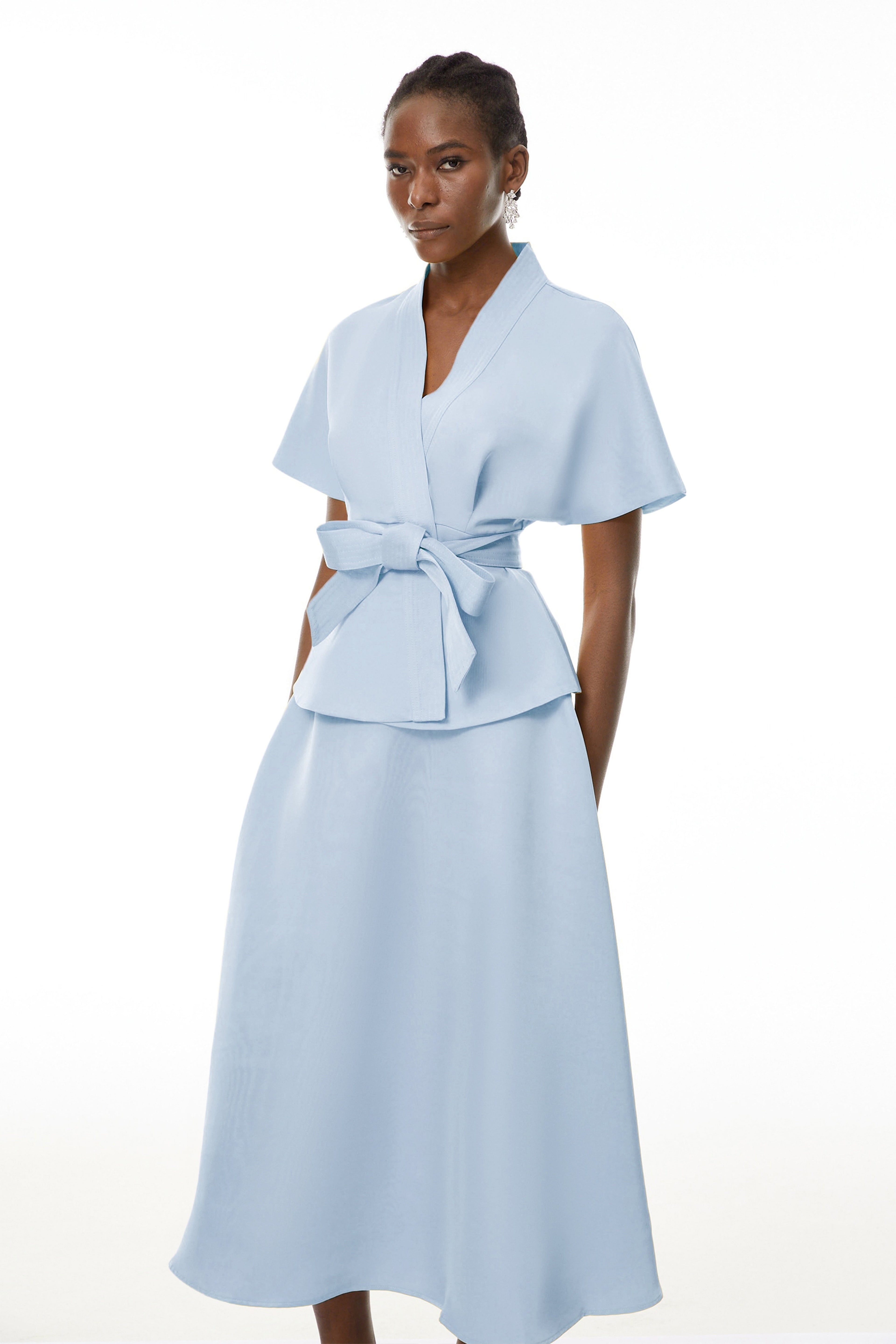 Conjunto de blusa y falda azul Johanna de MRMelbourne, con la blusa de lazo y falda a juego, en tela ligera y elegante.