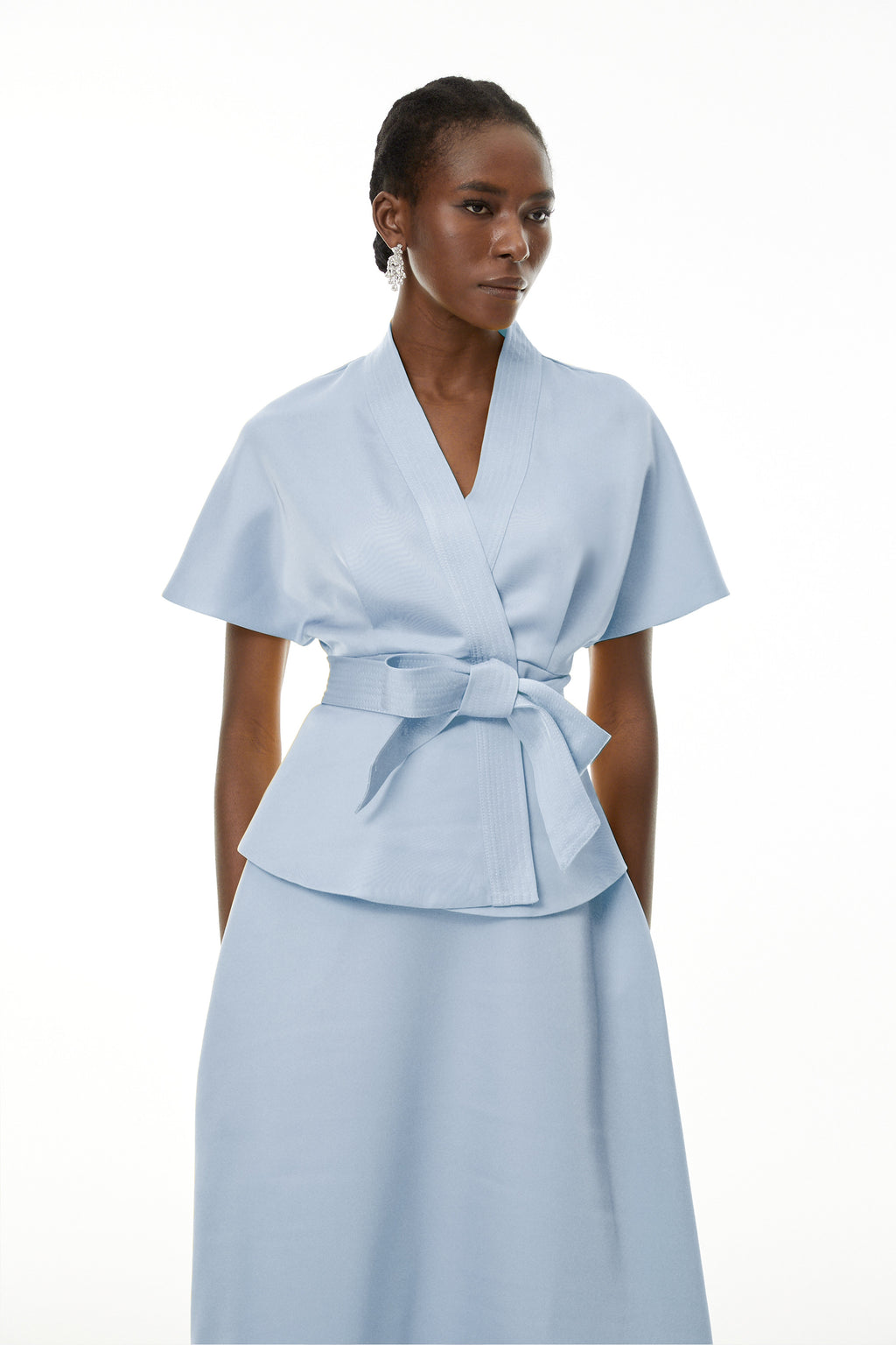 Conjunto de blusa y falda de la marca MRMelbourne en color azul Johanna, con lazo en la parte superior, estilo elegante y moderno.