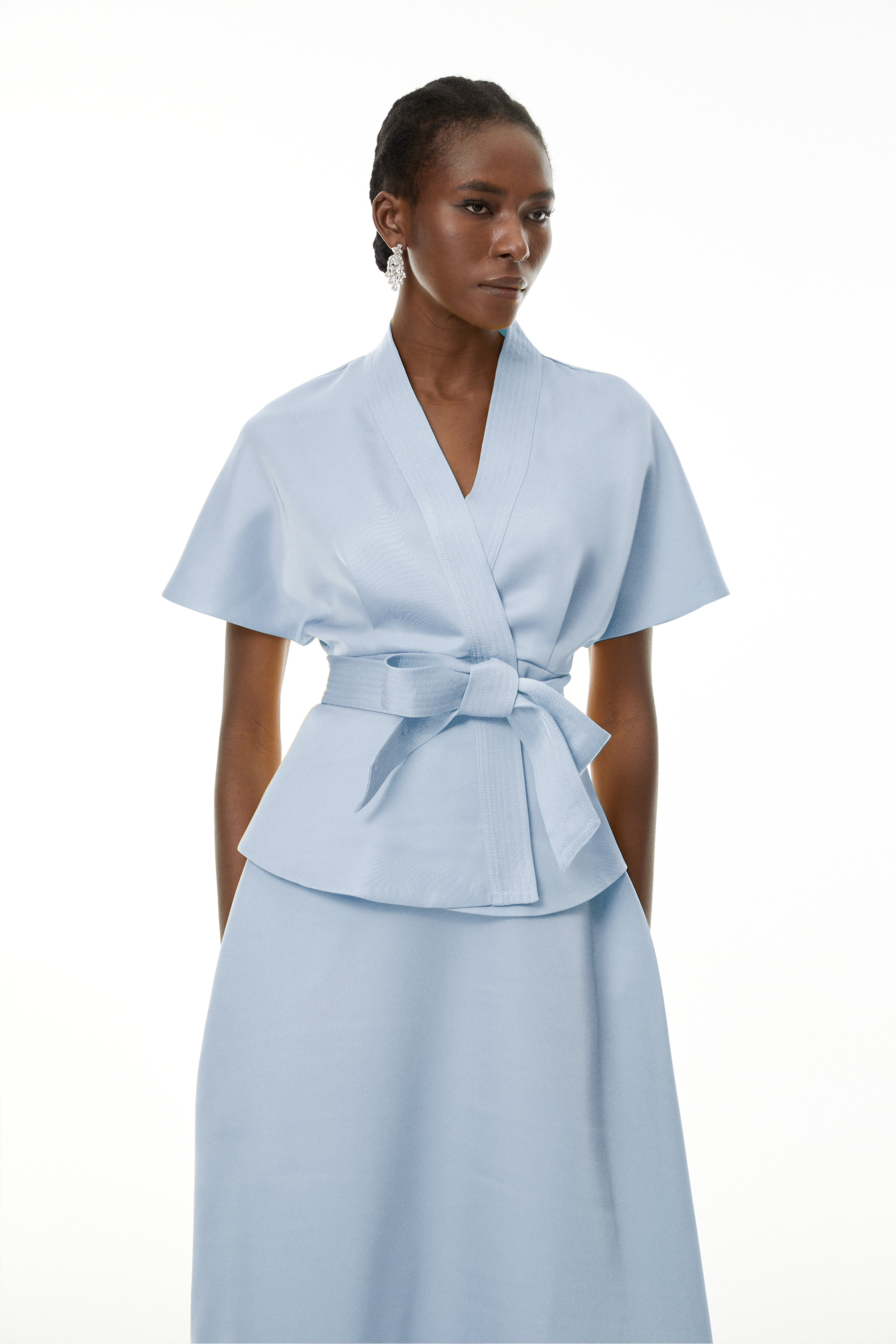 Conjunto de blusa y falda de la marca MRMelbourne en color azul Johanna, con lazo en la parte superior, estilo elegante y moderno.