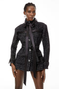 Blazer de tweed negro con corbata de lazo en el cuello, estilo elegante y moderno, de la marca MRTokyo.