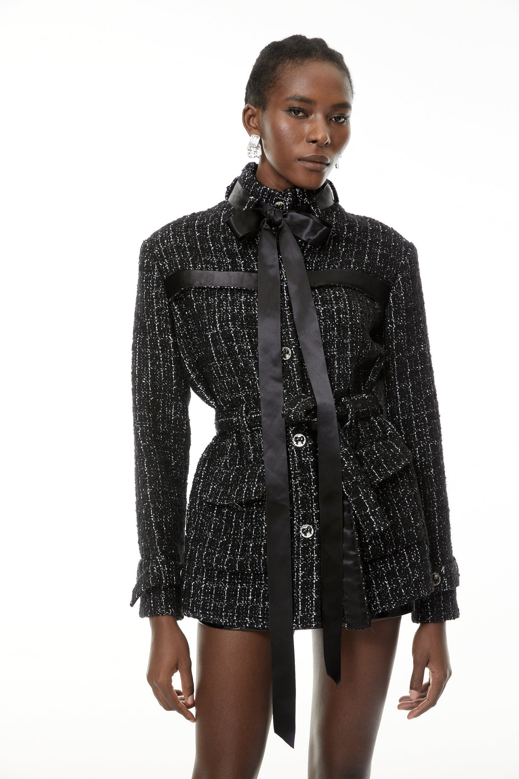 Blazer de tweed negro Kaylee de MRTokyo con lazo en el cuello y detalles elegantes, vista lateral en la imagen.
