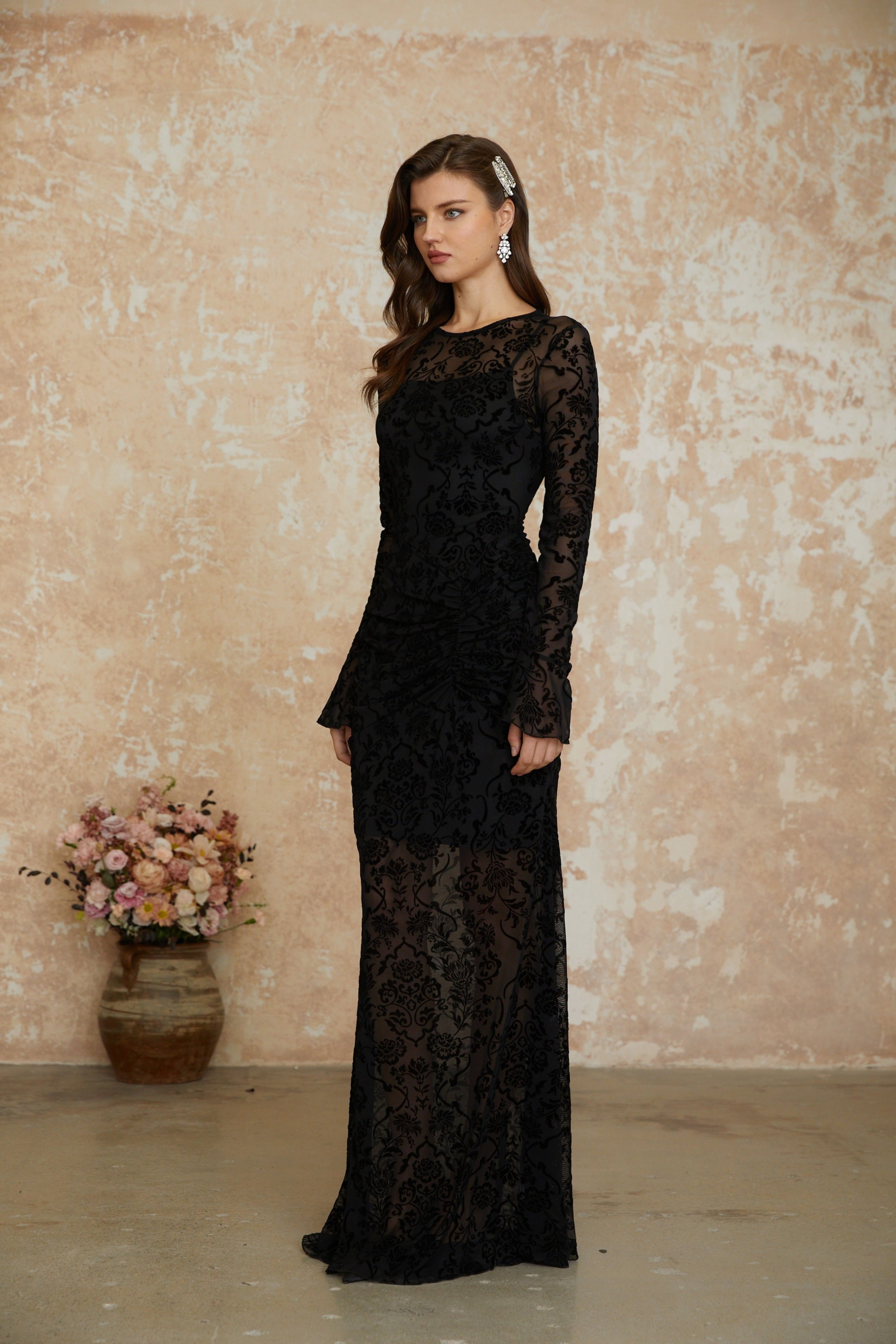 Vestido largo negro con flores de felpa y fruncido, estilo maxi de MRNewyork, con diseño elegante y detalles florales.