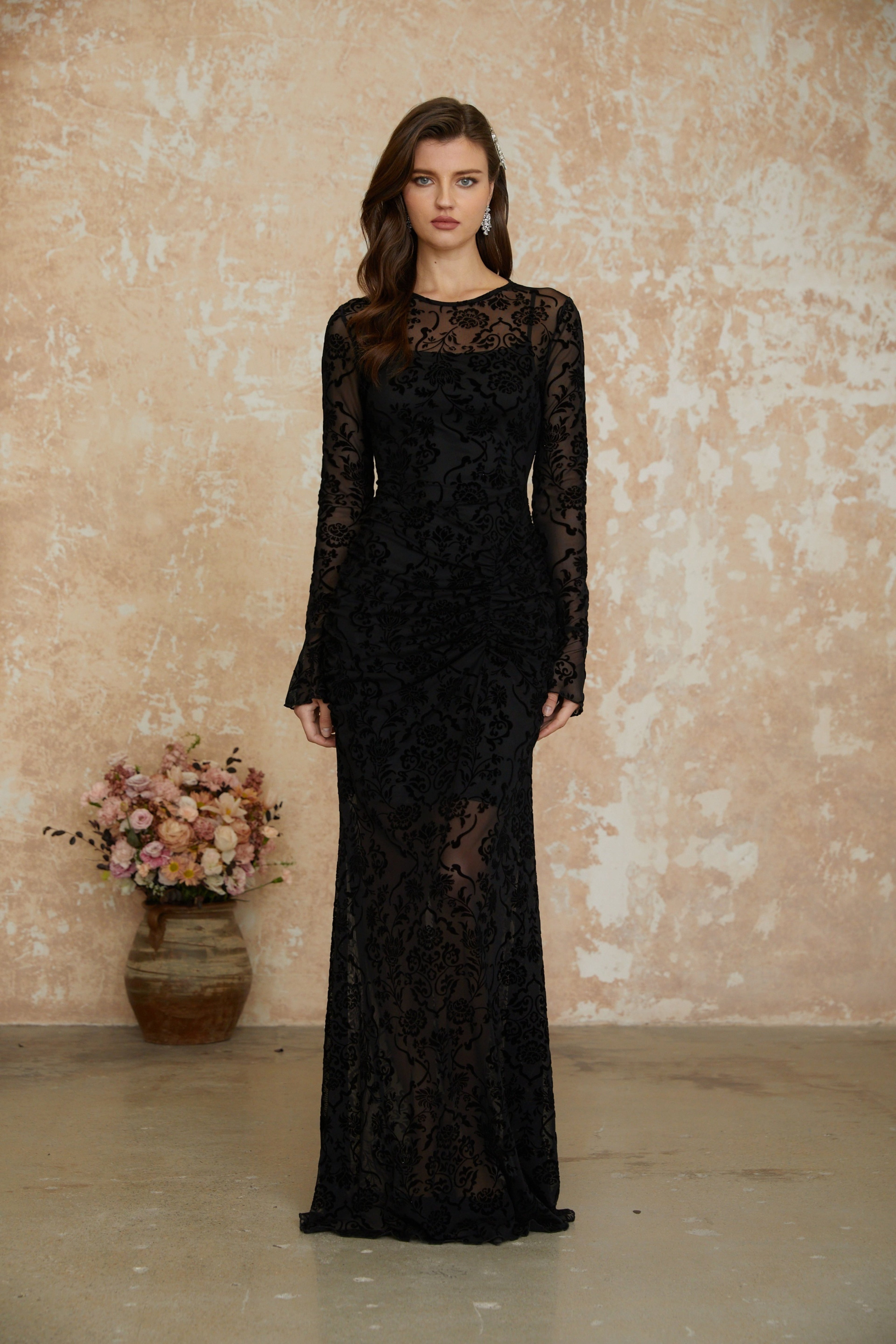 Vestido maxi negro con flores en felpa de terciopelo, con fruncido y diseño elegante, de la marca MRNewyork.