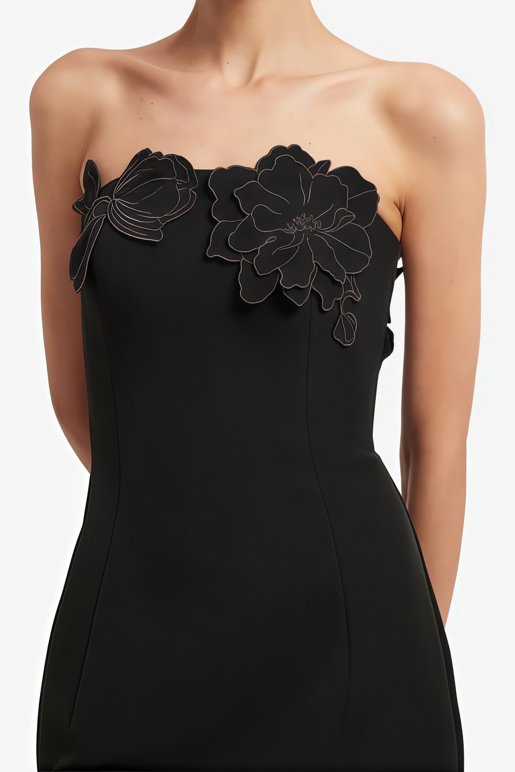 Vestido maxi negro sin tirantes con bordado floral y apliques, de la marca MRNewyork, diseñado para ocasiones elegantes.