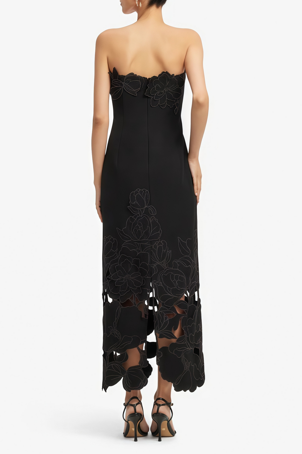 Vestido maxi sin tirantes de flores bordadas en negro de MRNewyork, estilo elegante y sofisticado.