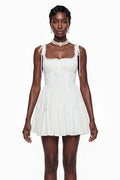 Vestido mini blanco con encaje ruffled de la marca MRMelbourne, mostrando detalles de encaje y diseño elegante.