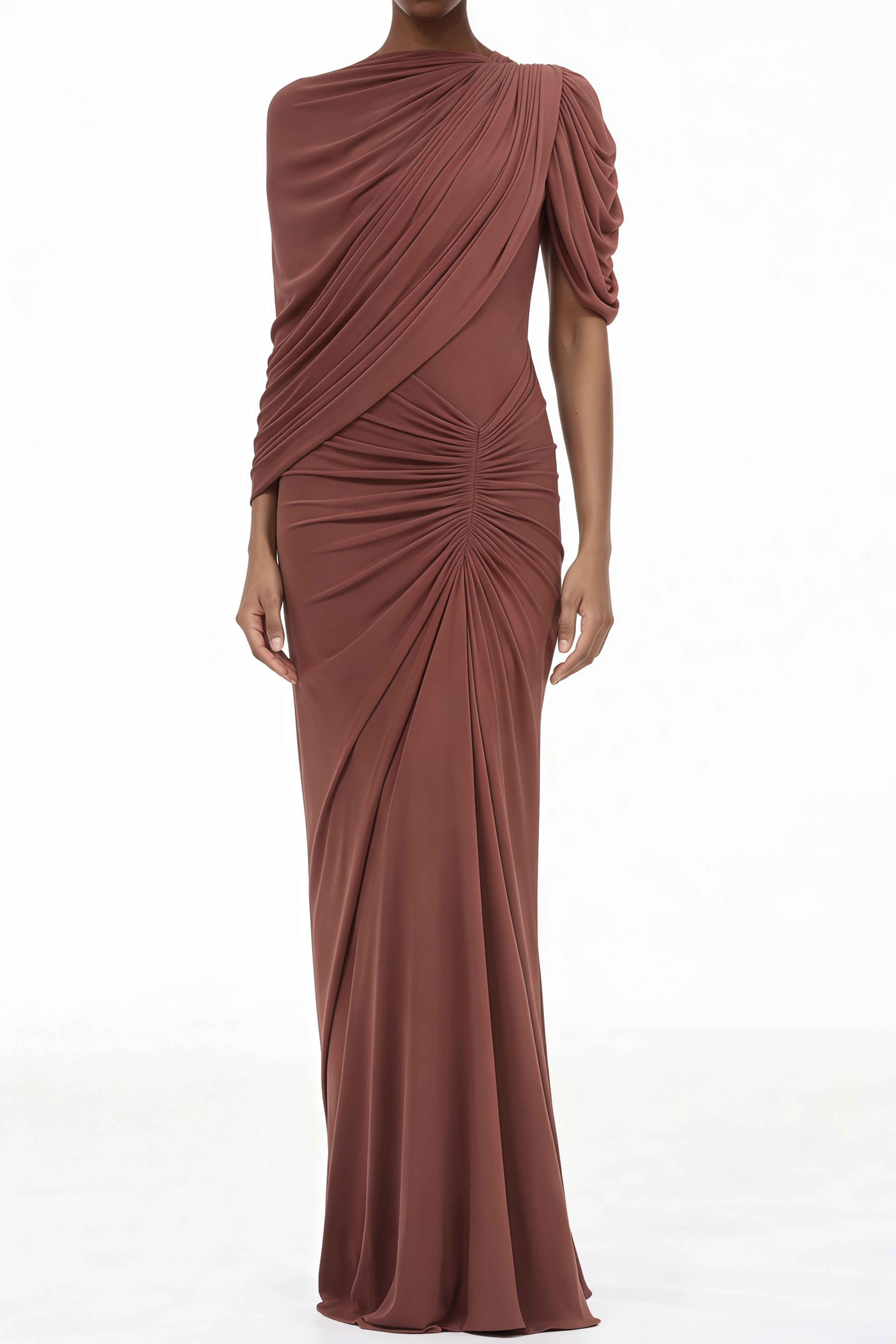Vestido largo maxi asimétrico de encaje marrón Liliana Bridal, con detalles de drapeado y capa elegante.