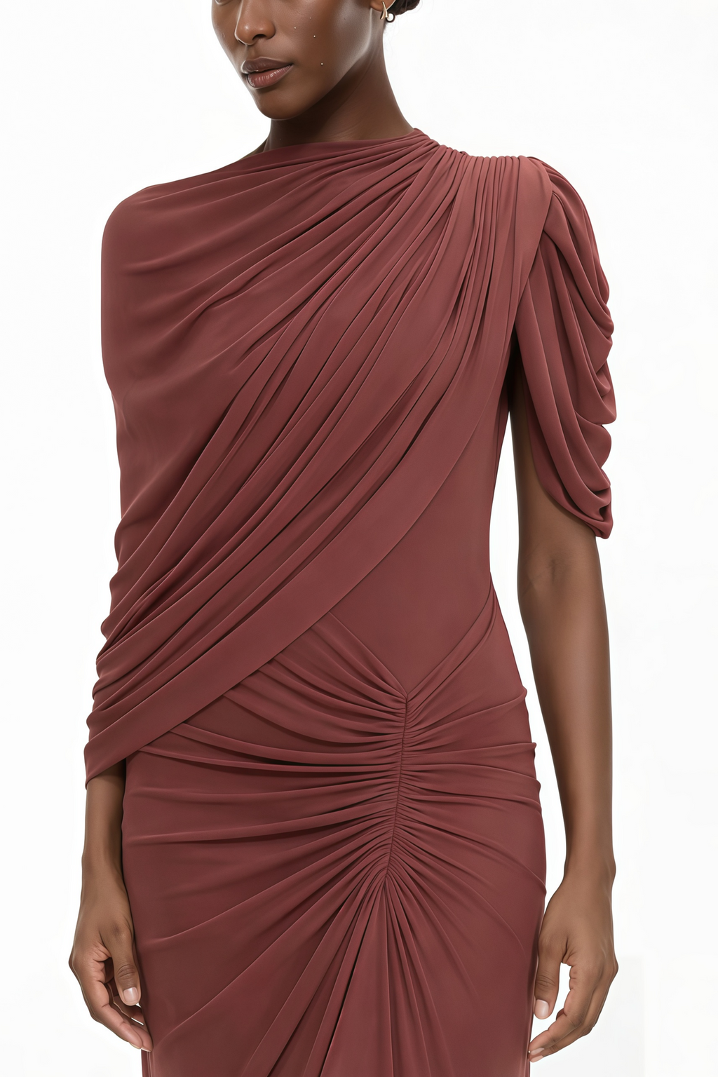 Vestido maxi asimétrico marrón con drapeado y capa de la marca Bridal, estilo elegante y moderno para ocasiones especiales.