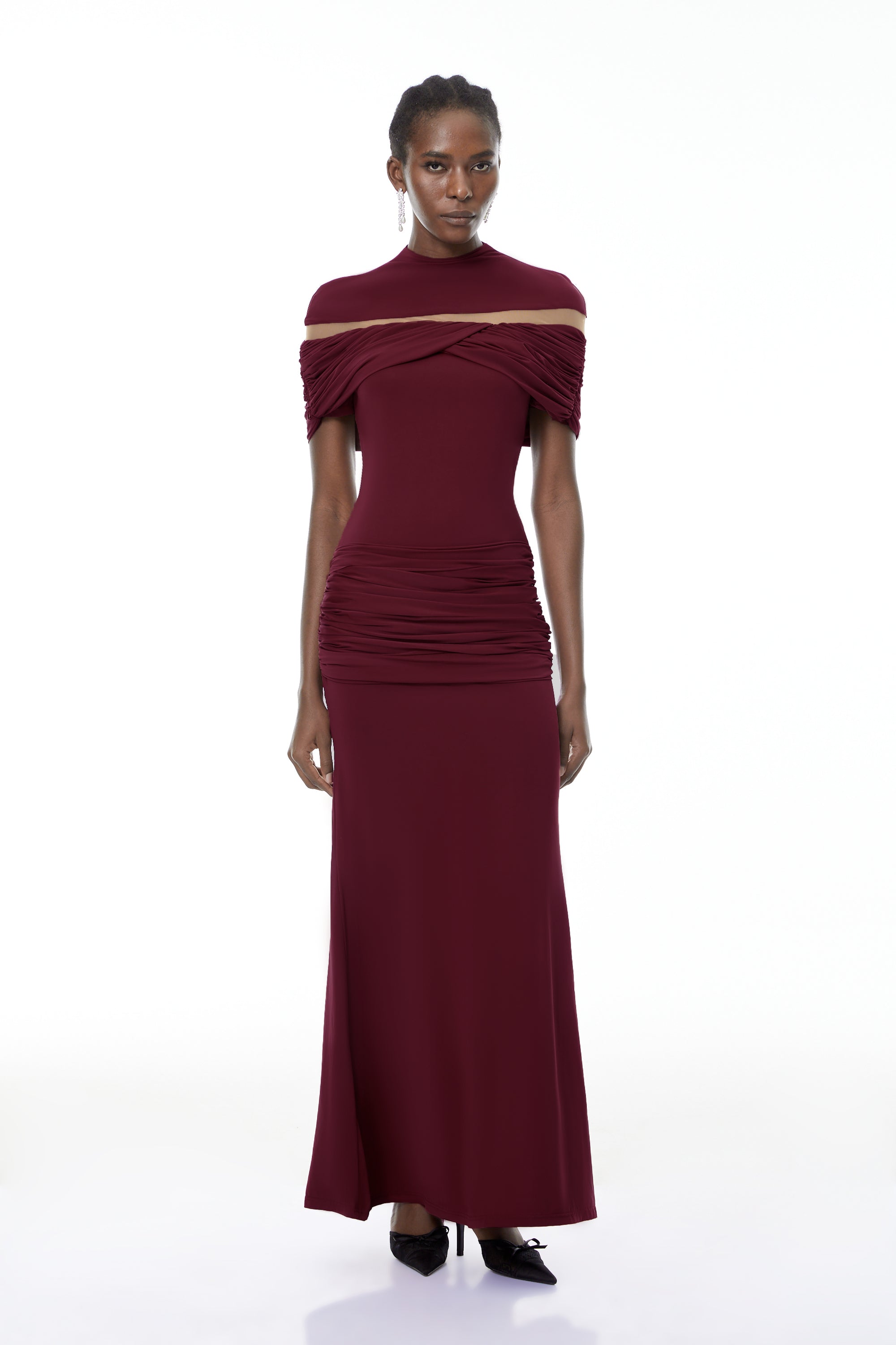 Vestido largo maxi burdeos con fruncido y recortes, diseño elegante de la marca MRTokyo.