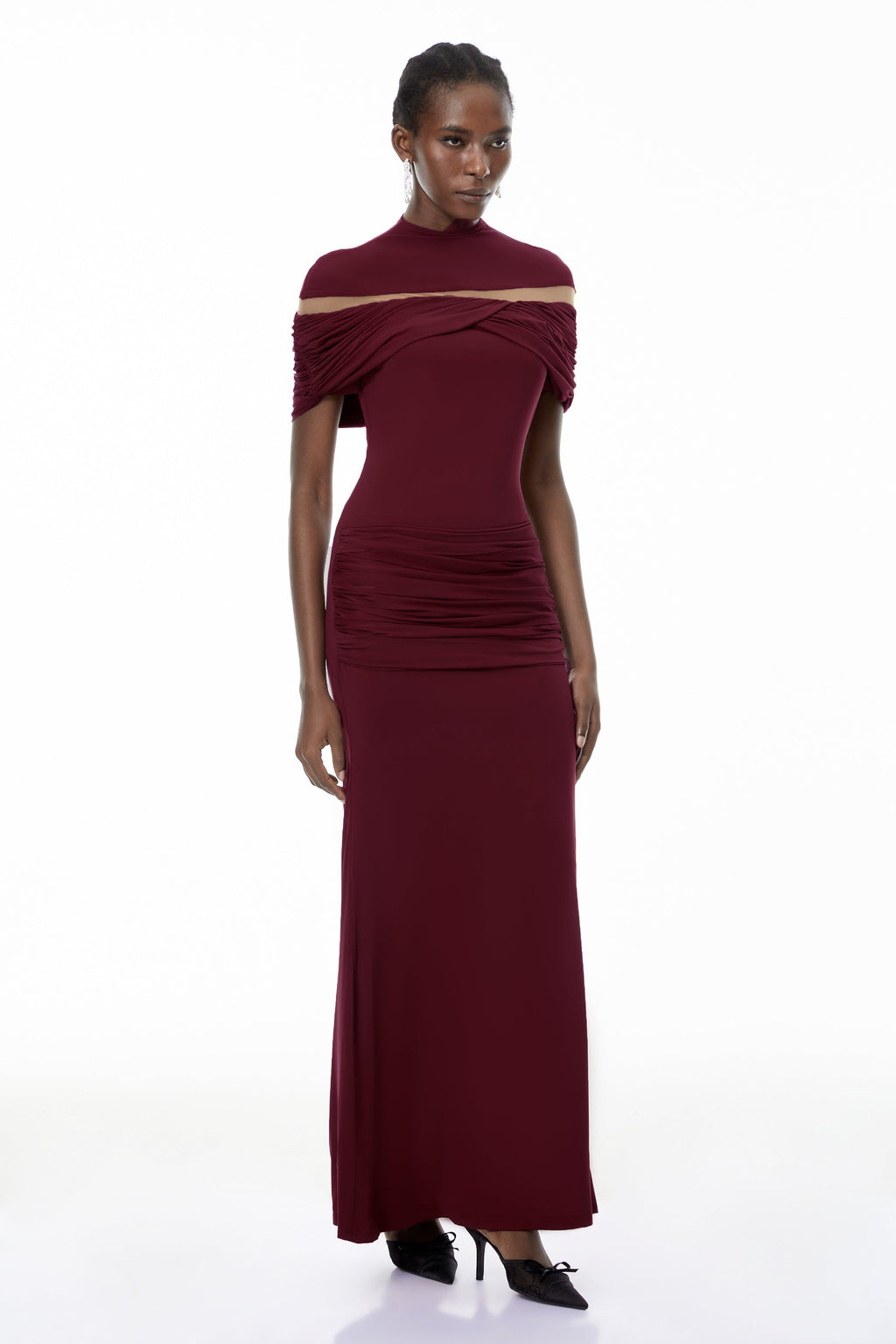 Vestido maxi burdeos con drapeado y recortes, diseño ajustado de MRTokyo, para ocasiones elegantes y modernas.