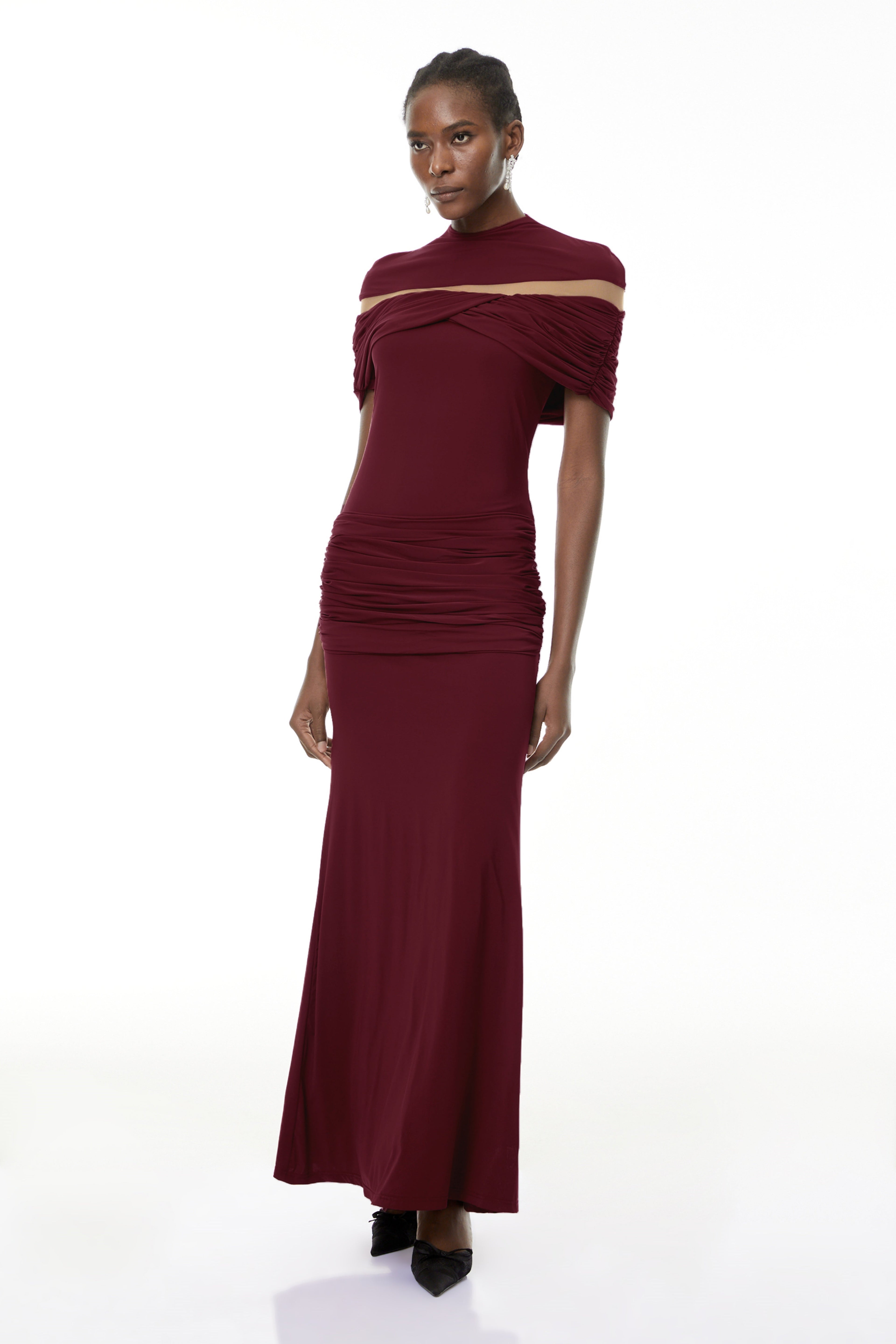 Vestido maxi burdeos Lise de MRTokyo con ruched, cortes elegantes y diseño ajustado, visible en la imagen.