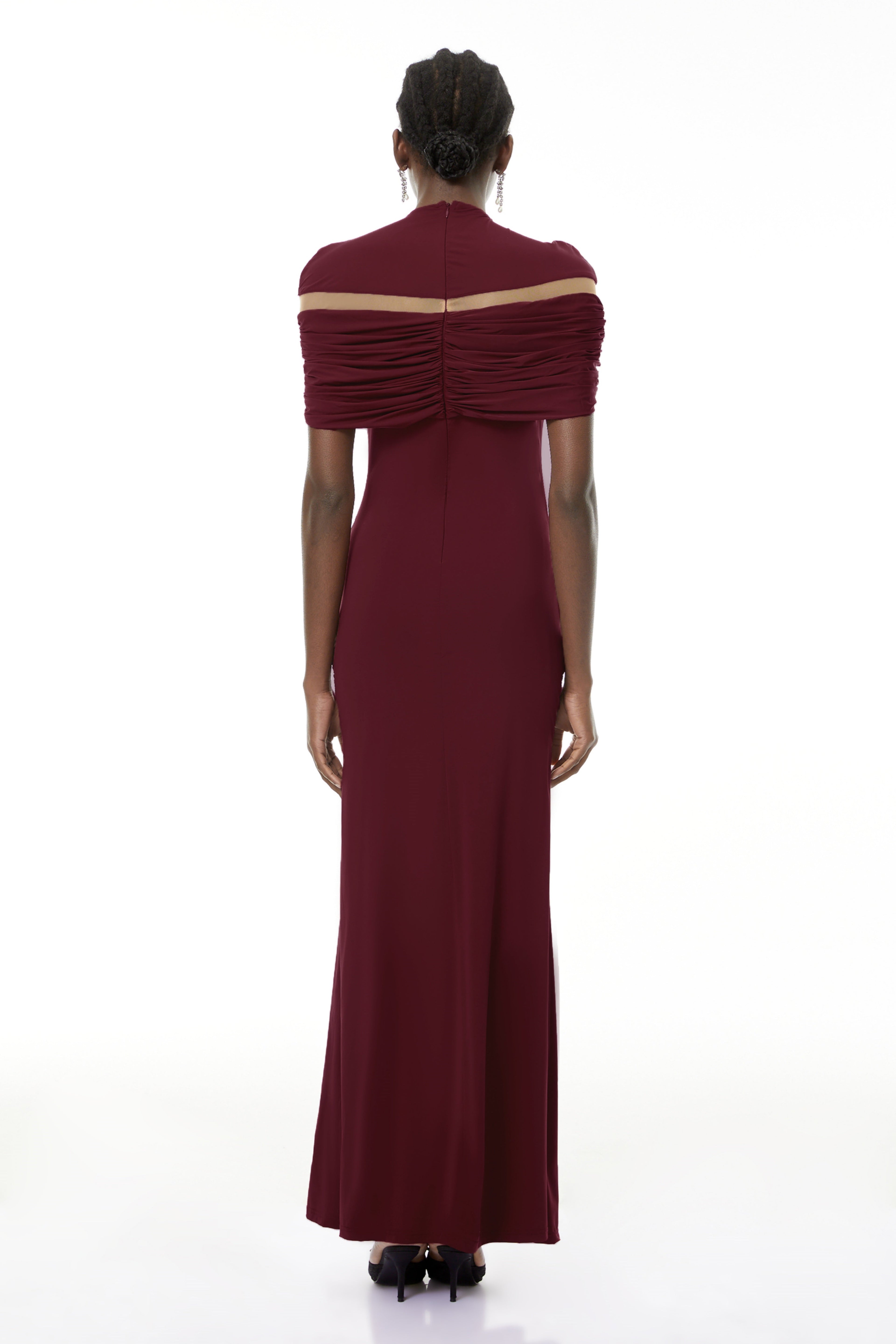 Vestido largo burdeos MRTokyo Lise con drapeado, detalles cortados y estilo ajustado para ocasiones elegantes.