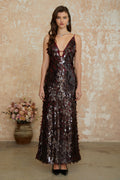 Vestido largo maxi de lentejuelas en color marrón con escote en V de la marca MRNewyork, diseñado para ocasiones elegantes.
