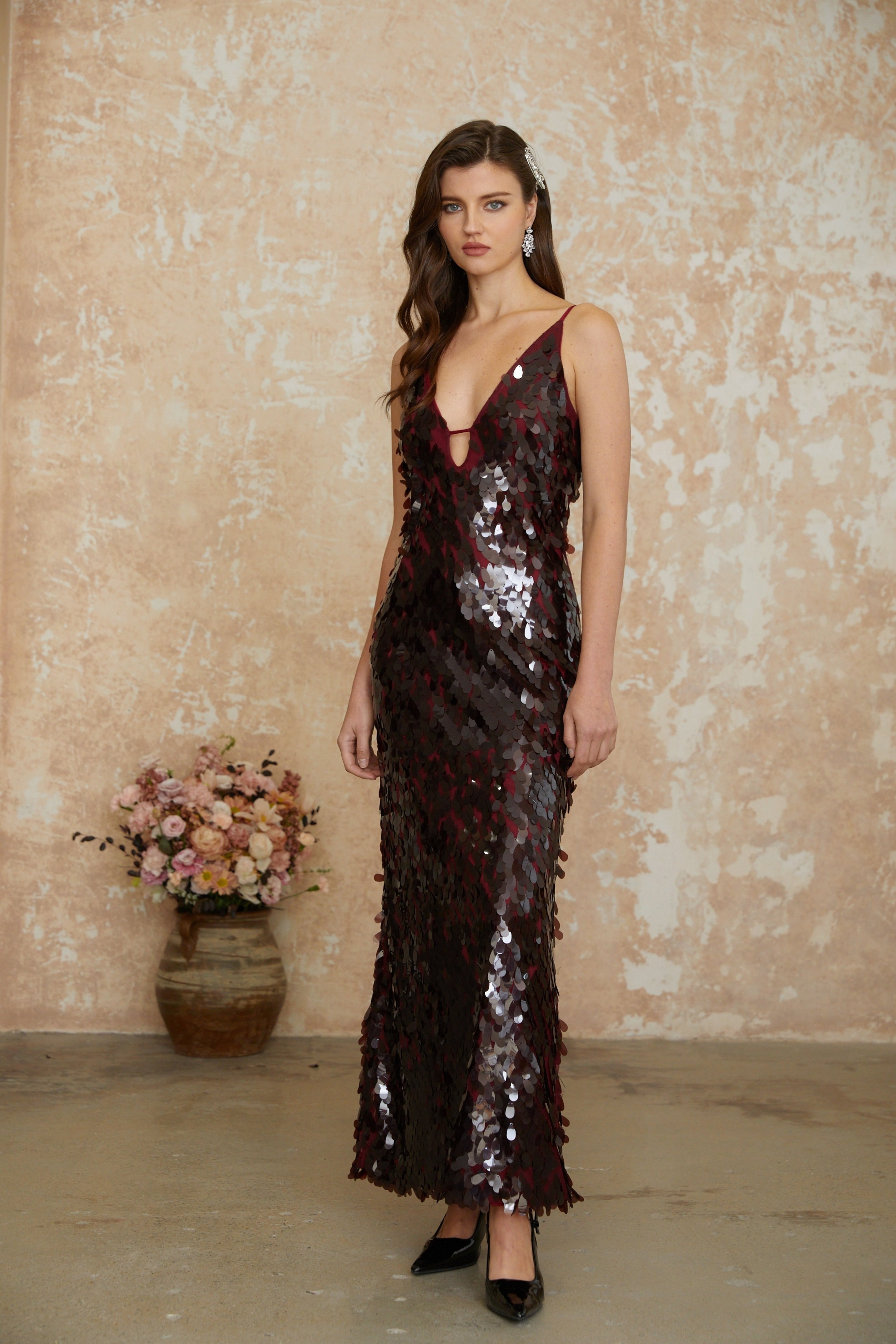 Vestido largo maxi con escote en V y detalles de lentejuelas en color marrón, de la marca MRNewyork, para ocasiones elegantes.