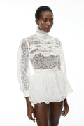 Conjunto de blusa de encaje blanca y falda con volantes de MRMelbourne, mostrando detalles de encaje y diseño elegante.