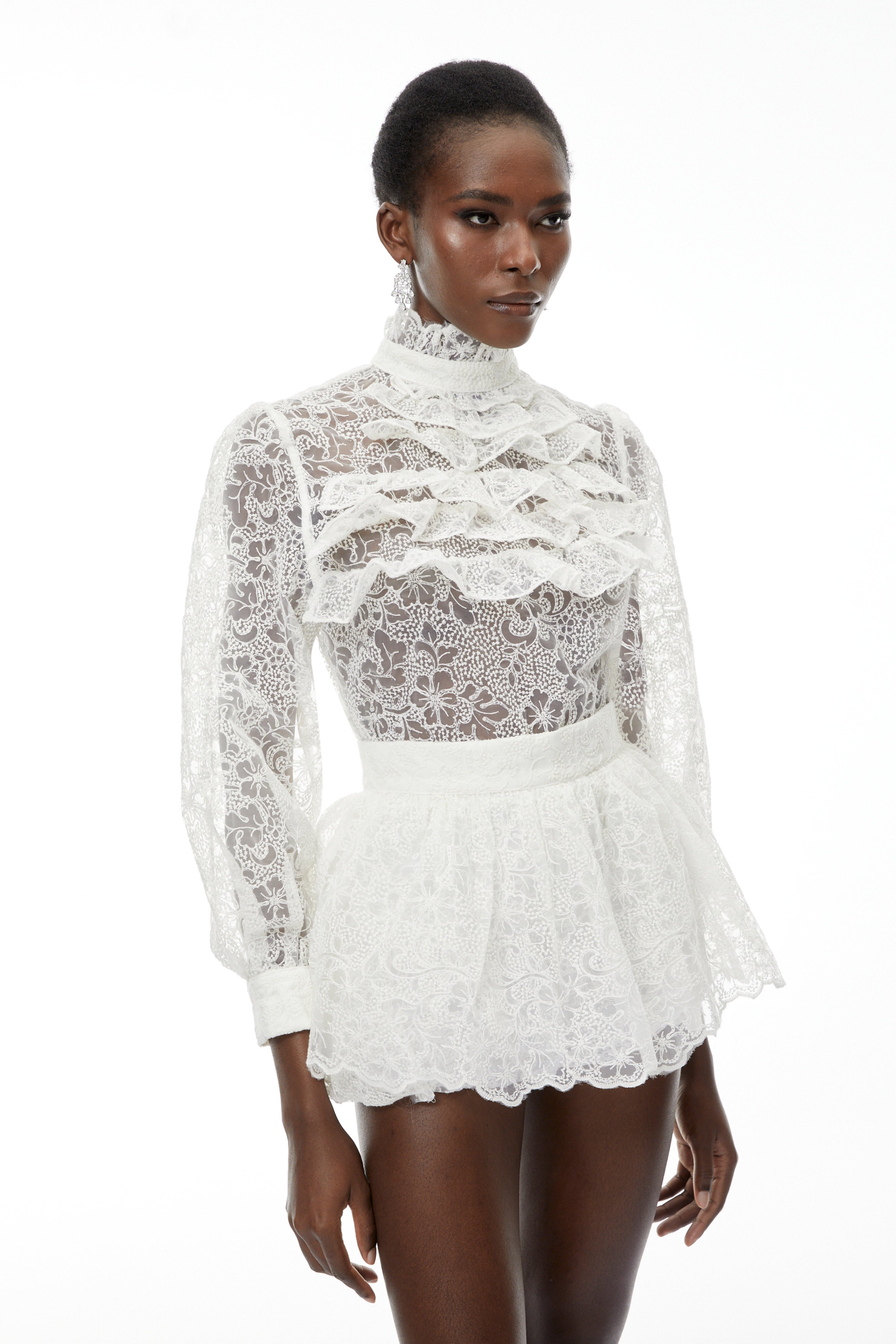 Conjunto de blusa de encaje blanca y falda con volantes de MRMelbourne, mostrando detalles de encaje y diseño elegante.