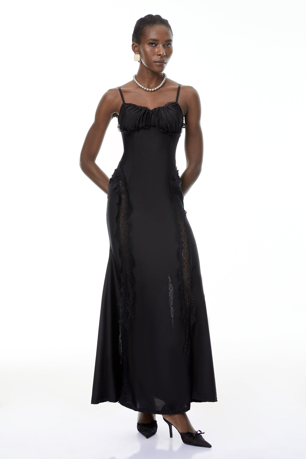 Vestido maxi corsé con encaje negro y detalles de encaje, diseñado por MRTokyo, con estilo elegante y sofisticado.