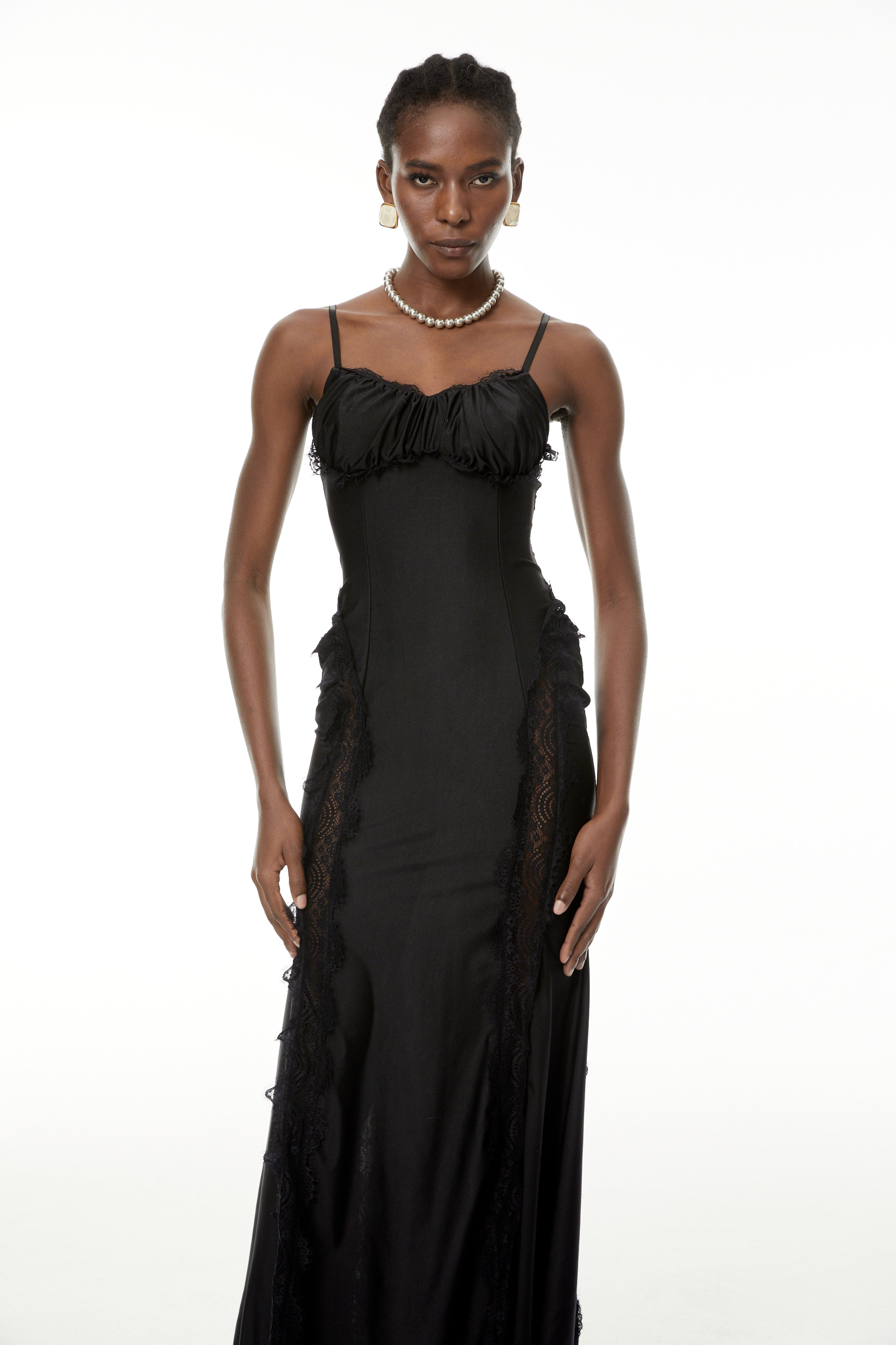 Vestido maxi negro con corsé y encaje de seda de MRTokyo, elegante y ajustado en la parte superior con falda larga y fluida.