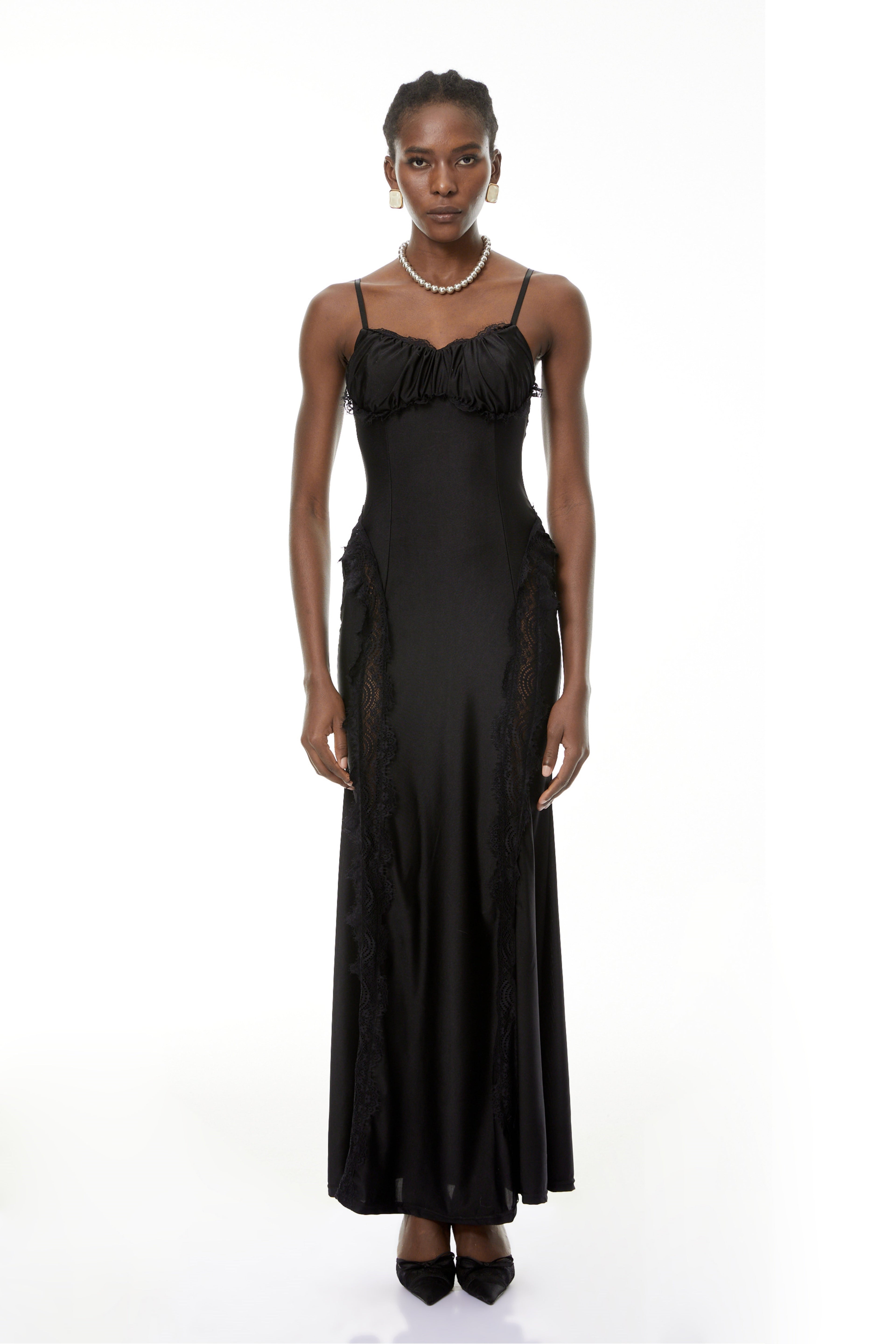Vestido maxi negro de encaje con corsé y detalles de encaje de MRTokyo, elegante y sofisticado para ocasiones especiales.