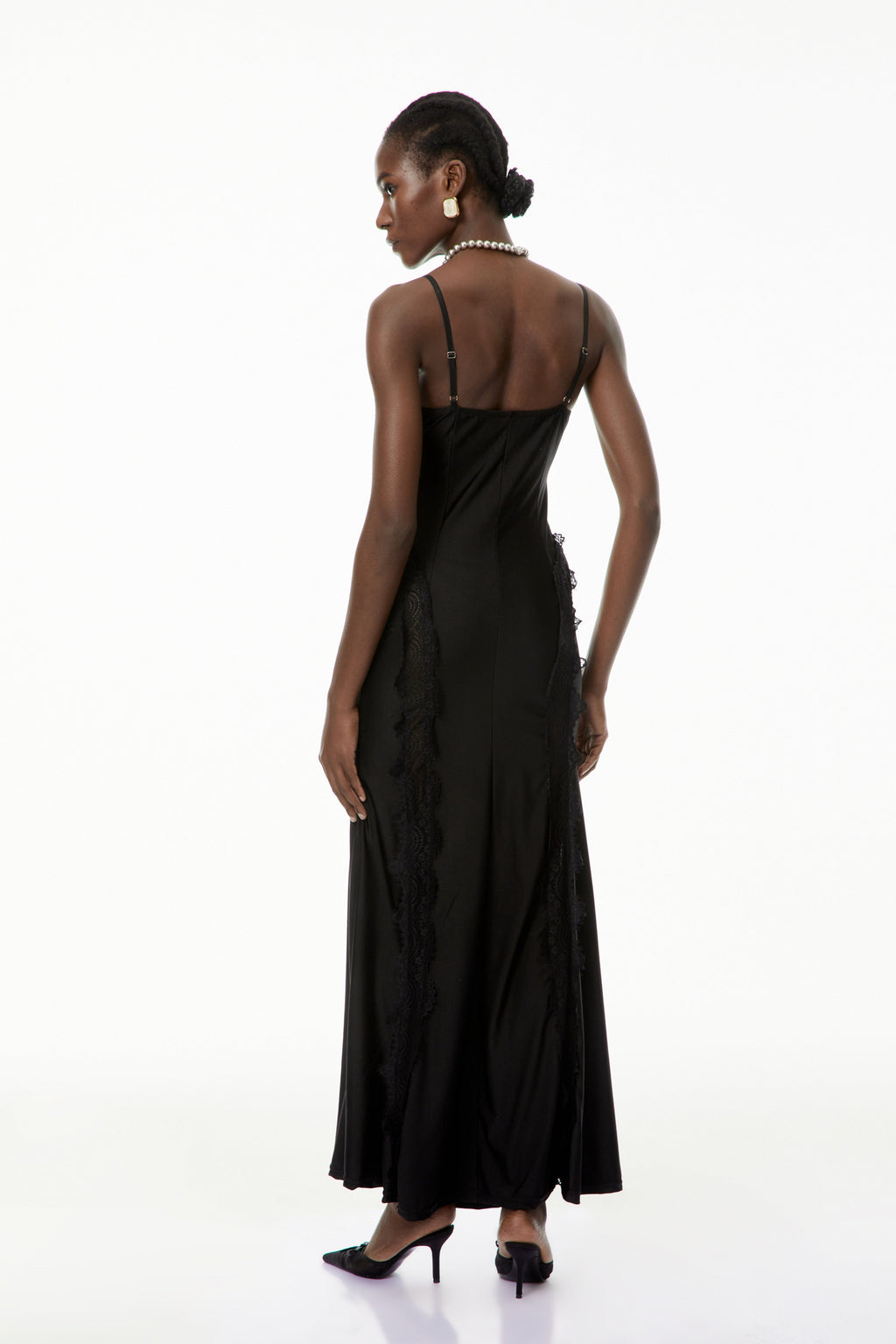 Vestido largo maxi negro con corsé y encaje de MRTokyo, detalle de encaje negro en la parte superior y cintura ajustada.