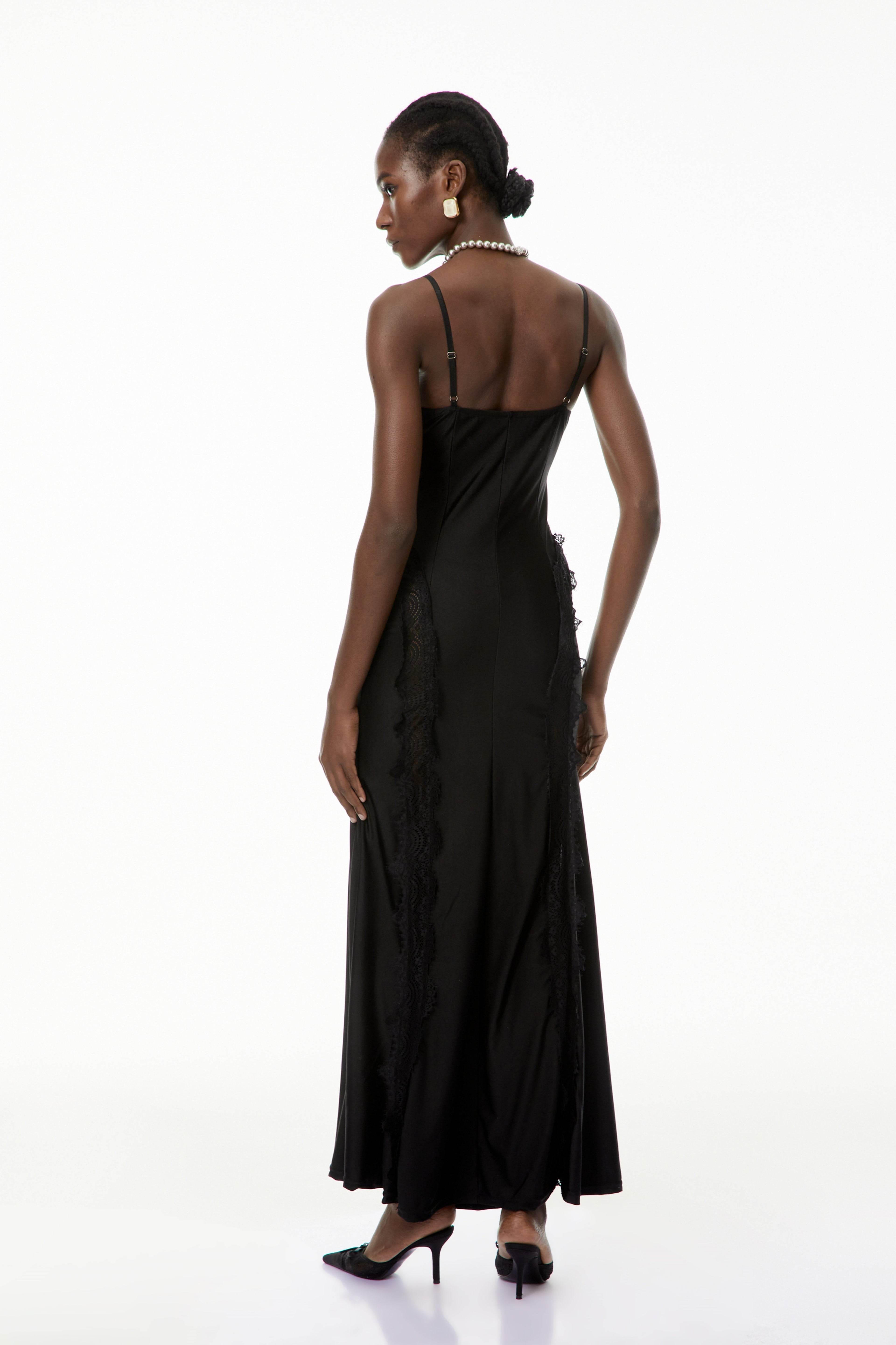 Vestido largo maxi negro con corsé y encaje de MRTokyo, detalle de encaje negro en la parte superior y cintura ajustada.