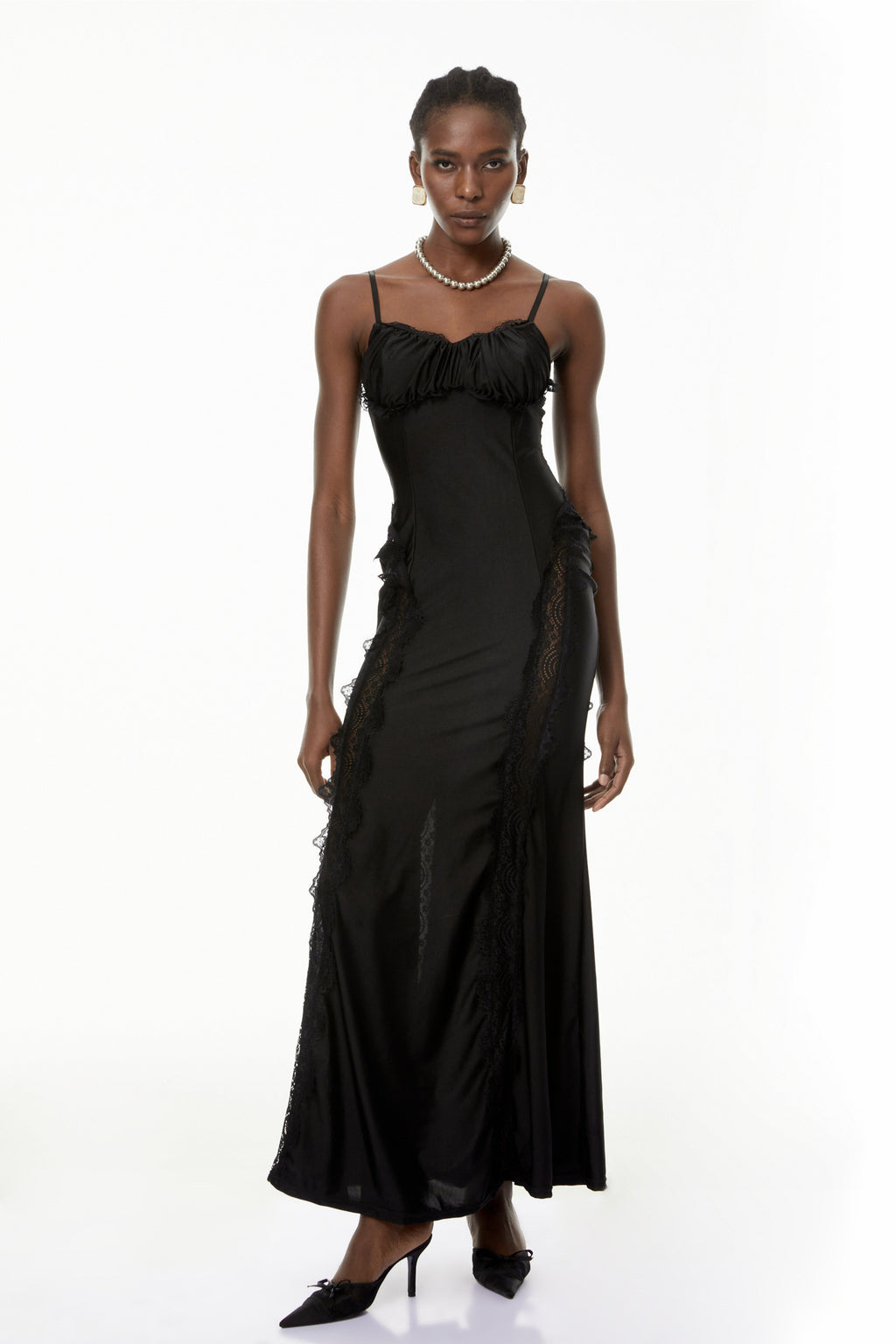 Vestido largo maxi negro con corset y encaje de MRTokyo, detalles de encaje negro en la parte superior y ajuste ceñido.