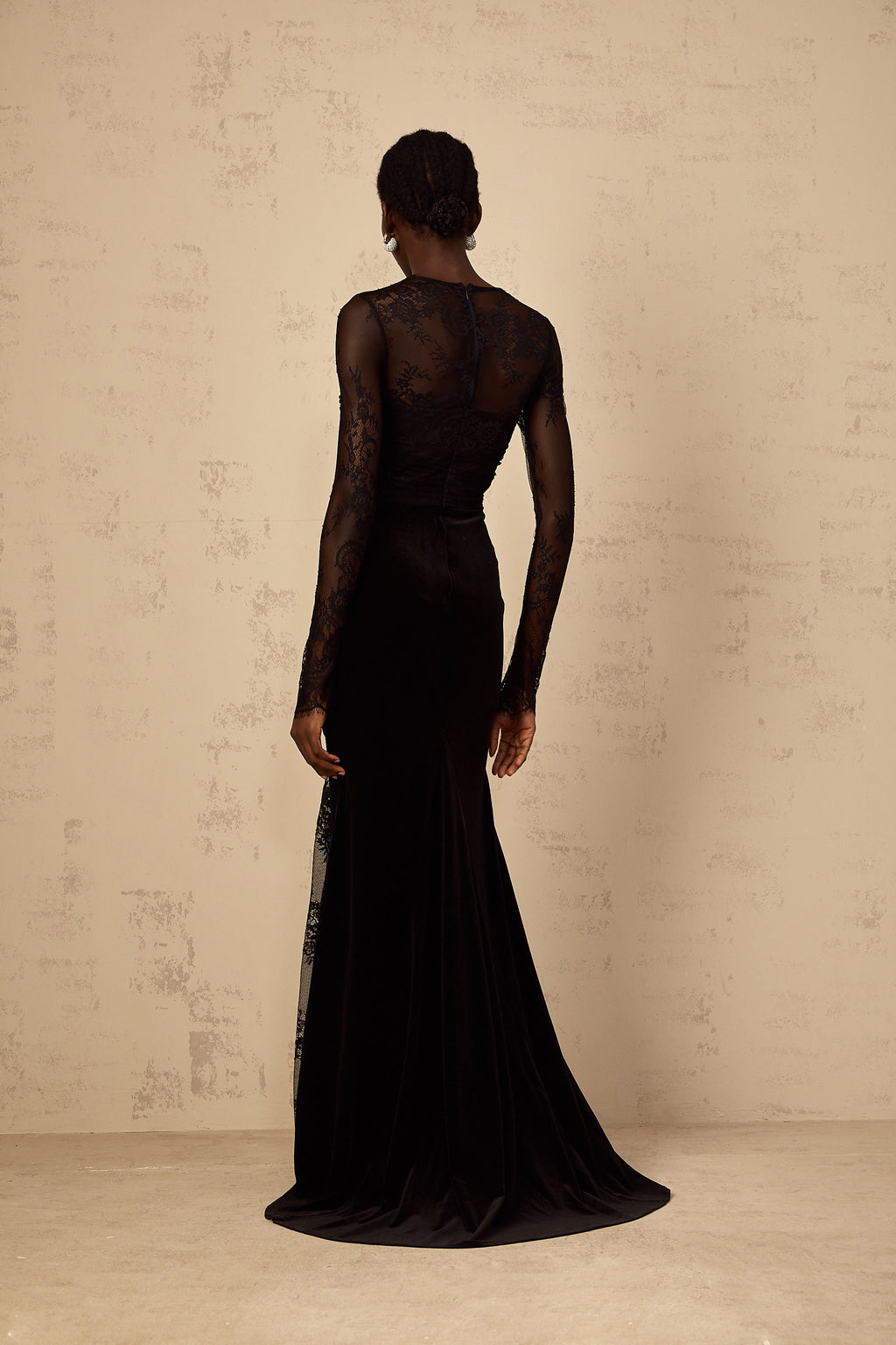 Vestido largo de sirena negro con encaje floral de la marca Final Sale, estilo maxi y diseño ajustado en la parte superior.