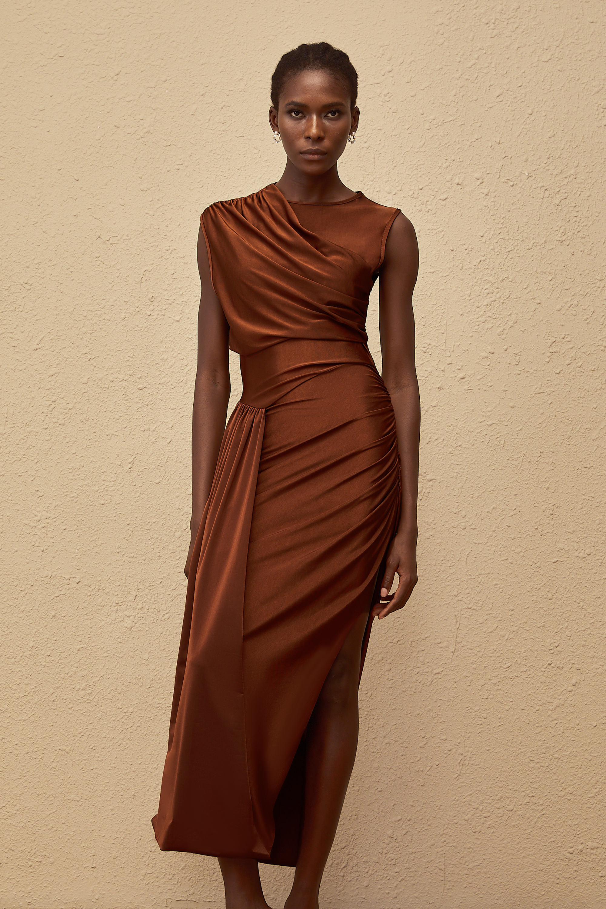 Vestido largo asimétrico con fruncido en color marrón Reine Brown, estilo maxi para ocasiones elegantes.