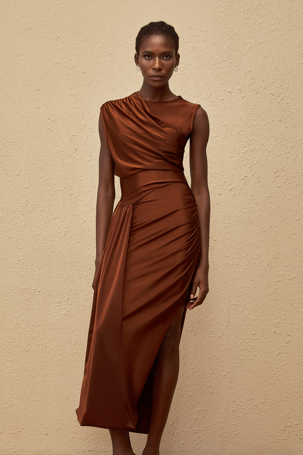 Vestido maxi asimétrico Reine Brown con fruncido, estilo elegante, en color marrón, fabricado por Final Sale.