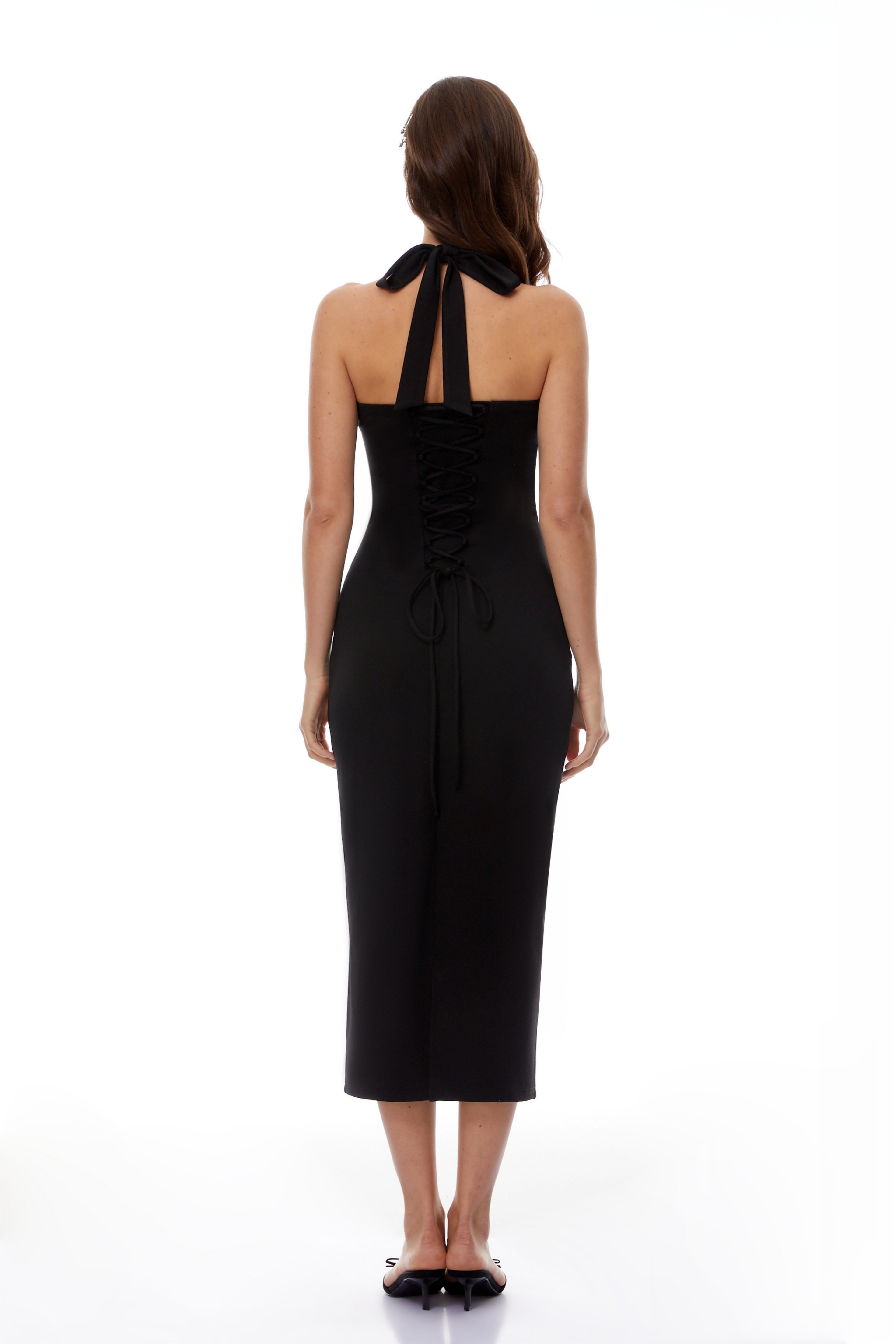 Vestido midi negro con escote halter y lacito, de la marca MRNewyork, diseñado con detalles de encaje y estilo elegante.