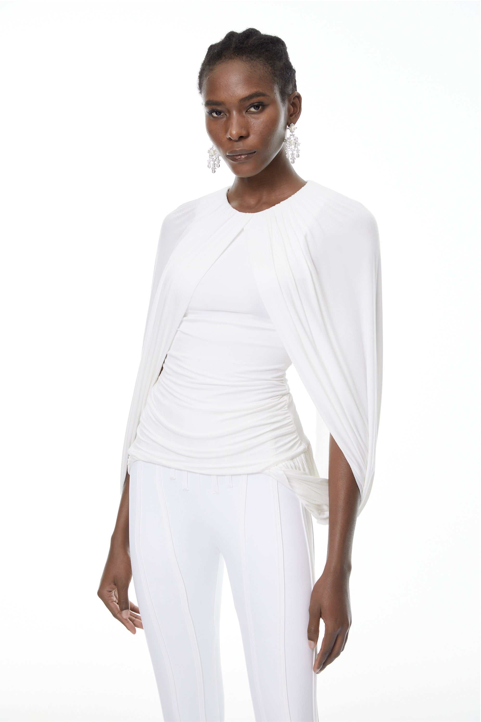 Top blanco con fruncido y capa Marguerite de MRTokyo, con detalles elegantes y estilo moderno para mujer.
