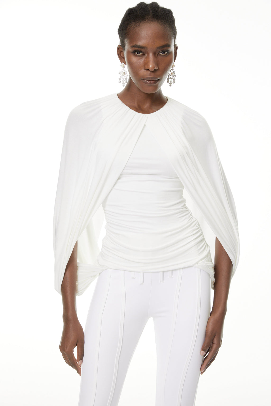 Blusa blanca con nudos y capa estilo Marguerite White Ruched Cape Top de MRTokyo, tela ligera y diseño elegante para mujer