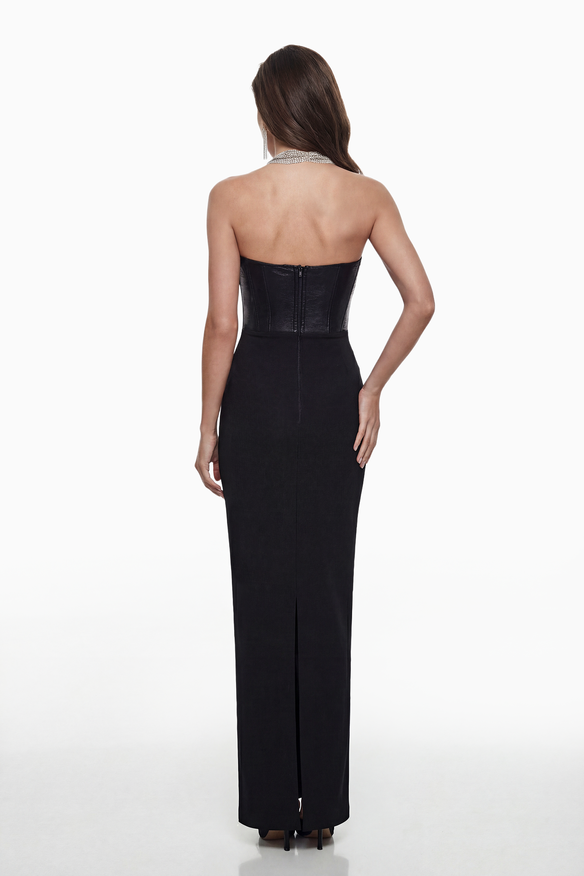 Vestido maxi ajustado negro de banda con cadenas de cristal de MRNewyork, detalle elegante y sofisticado en la imagen.