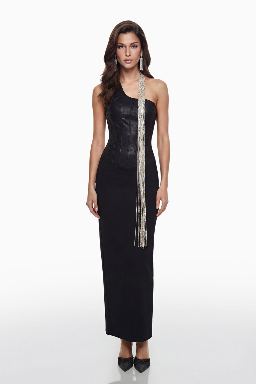 Vestido maxi ajustado negro con bandas y cadenas de cristal, estilo elegante de MRNewyork, visto en la imagen.