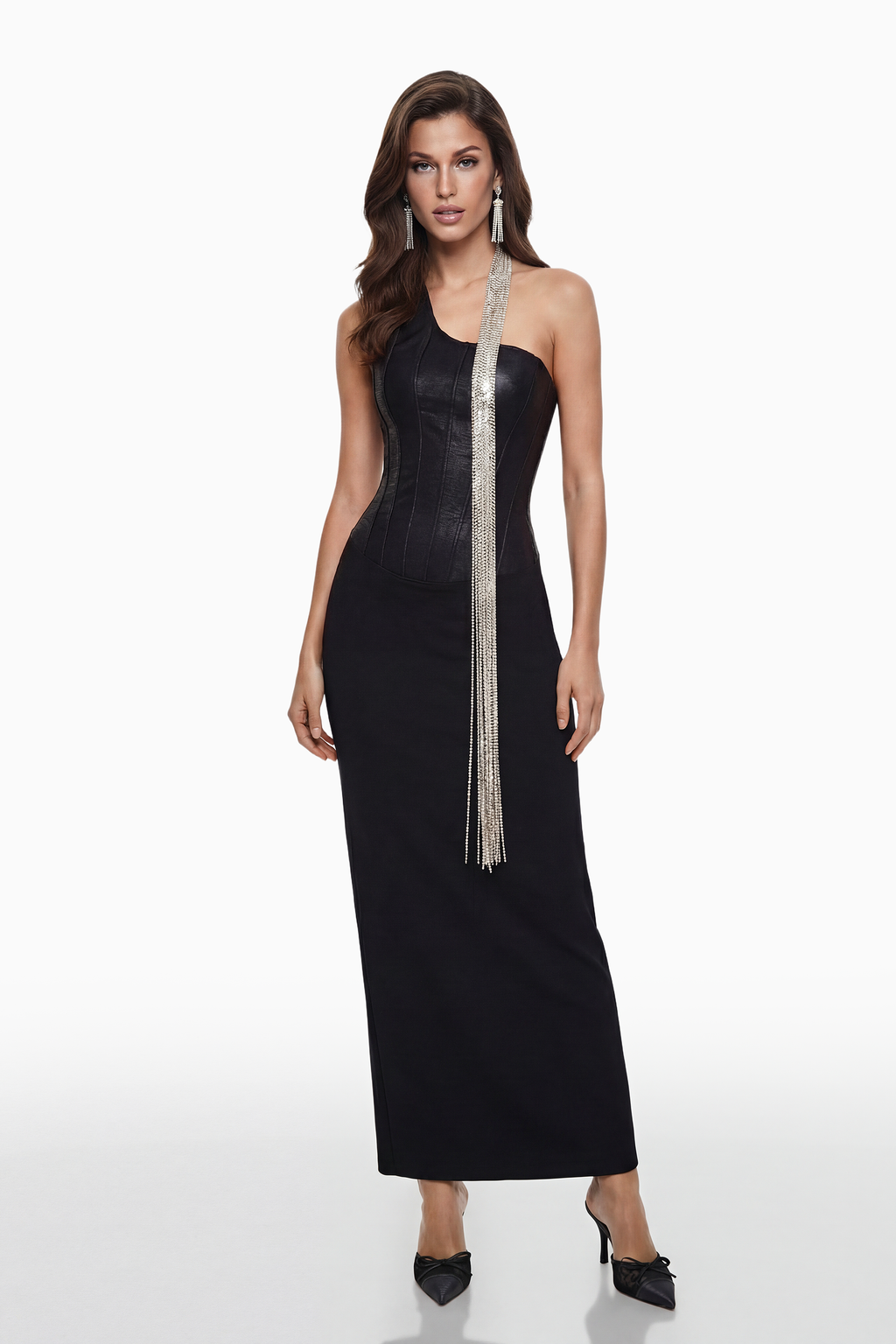 Vestido maxi bandaje negro de Markel con cadenas de cristal y diseño ajustado para ocasiones elegantes.
