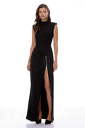 Vestido maxi negro Martina de MRNewyork con detalles de cierre en la parte frontal y escote en V.