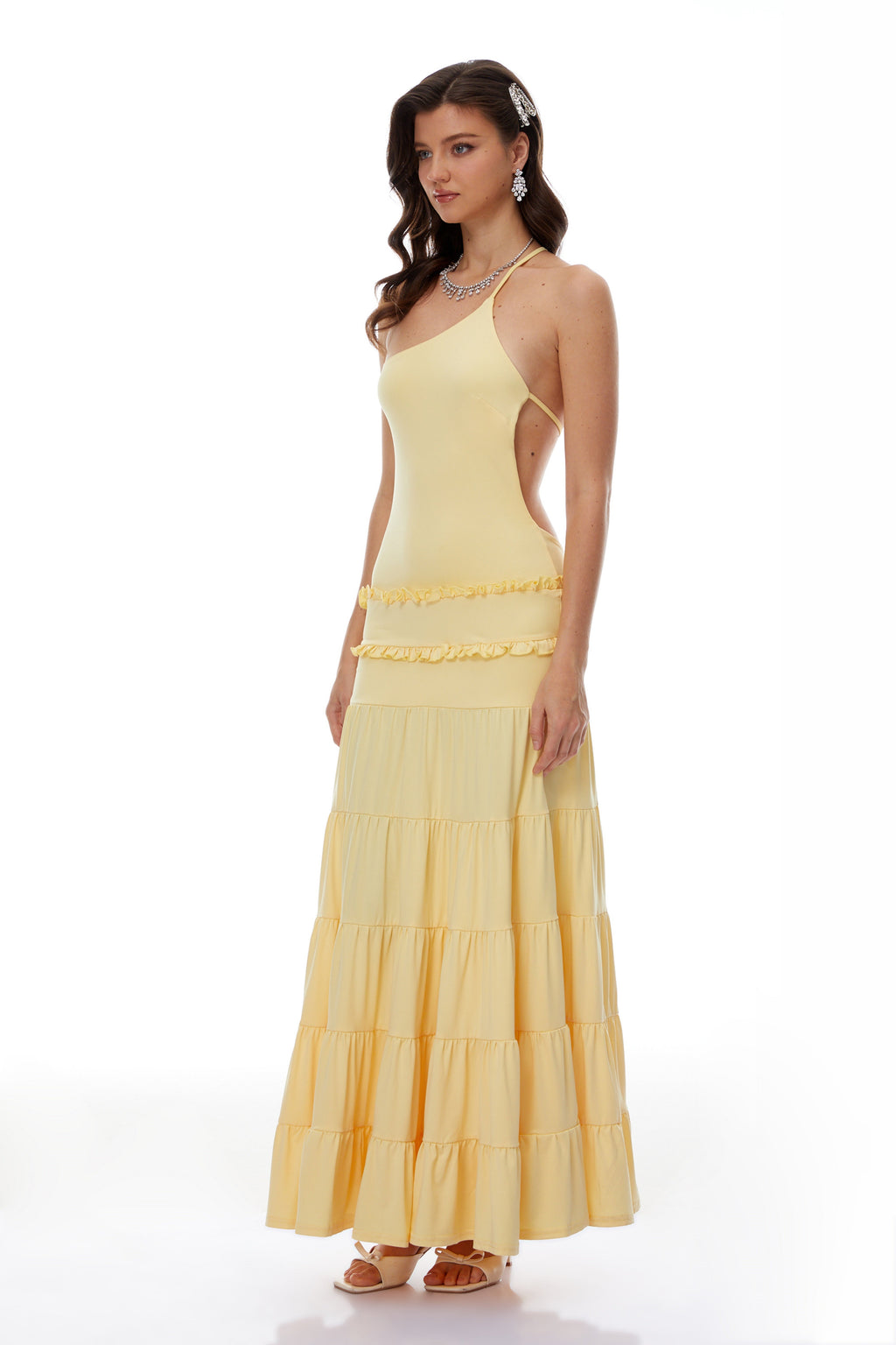 Vestido maxi amarillo de un solo hombro y en capas de MRNewyork, con diseño elegante y fluido en la imagen.