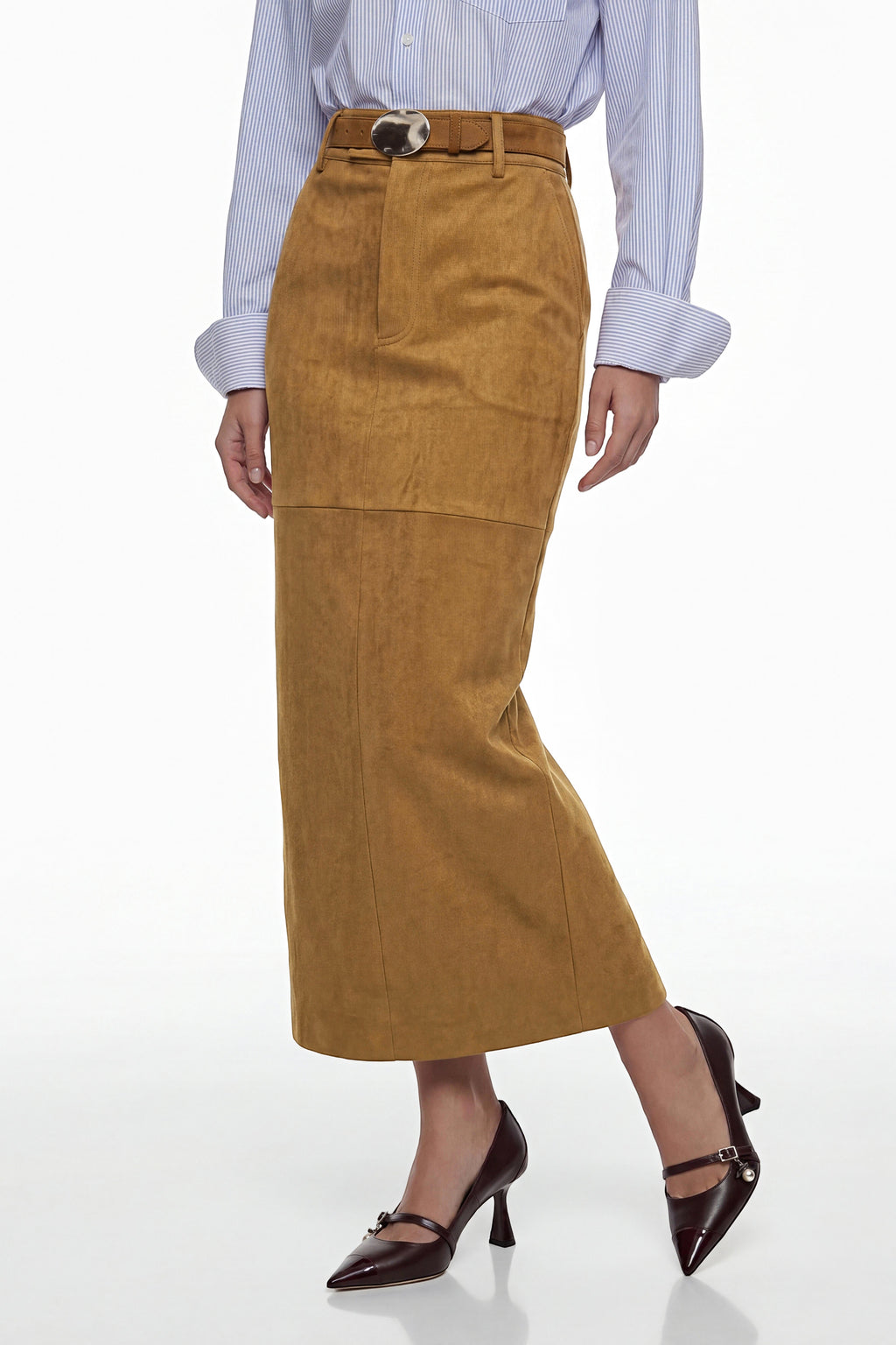 Falda de ante sintético marrón Matilda de la marca MRNewyork, vista en ángulo mostrando el diseño y textura del material.