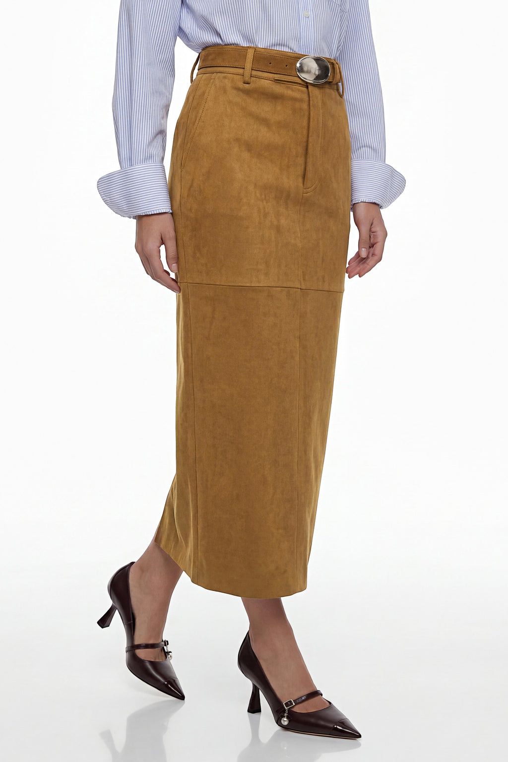 Falda de ante sintético color marrón Matilda de la marca MRNewyork, vista de cerca, con estilo elegante y moderno.