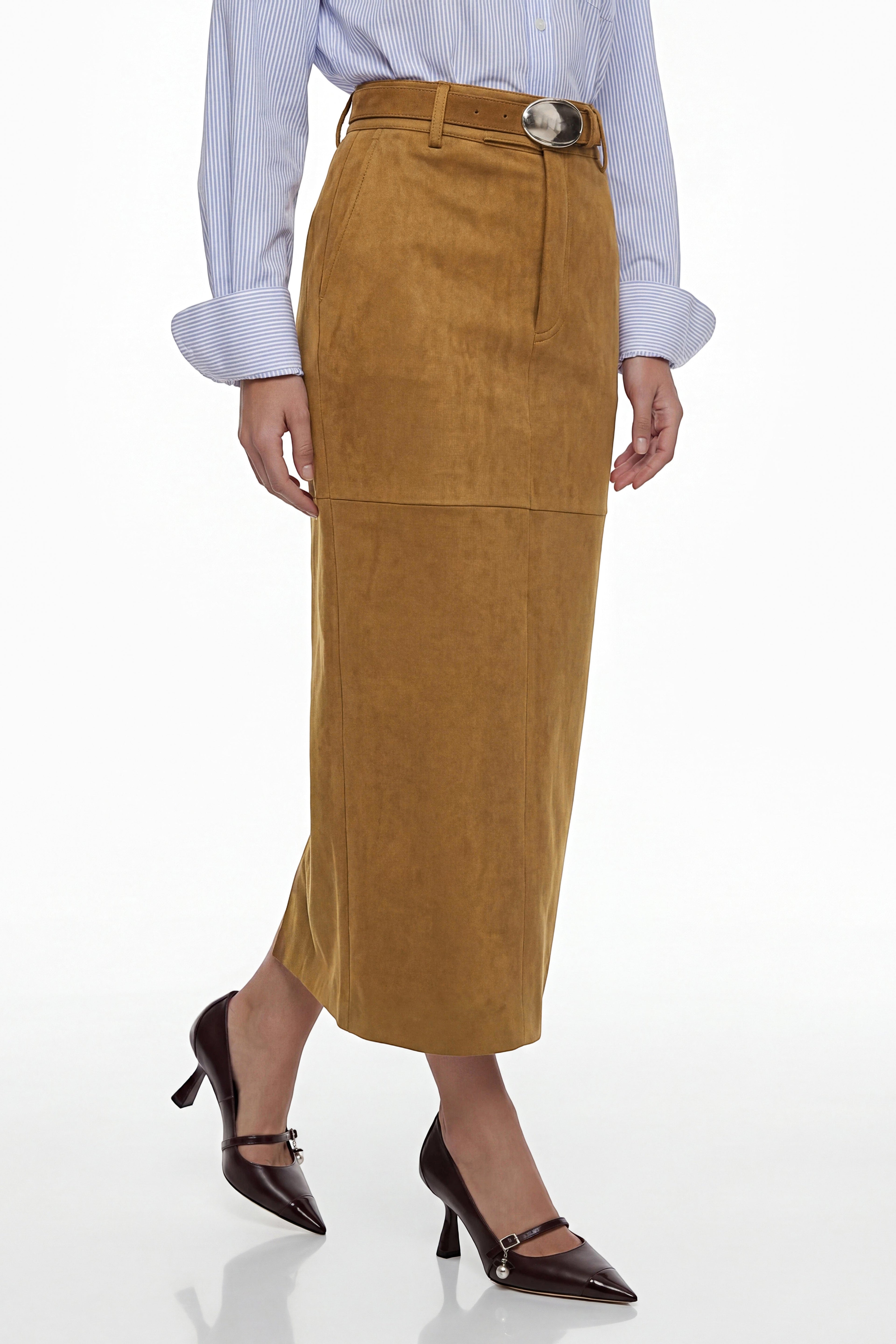 Falda de ante sintético color marrón Matilda de la marca MRNewyork, vista de cerca, con estilo elegante y moderno.
