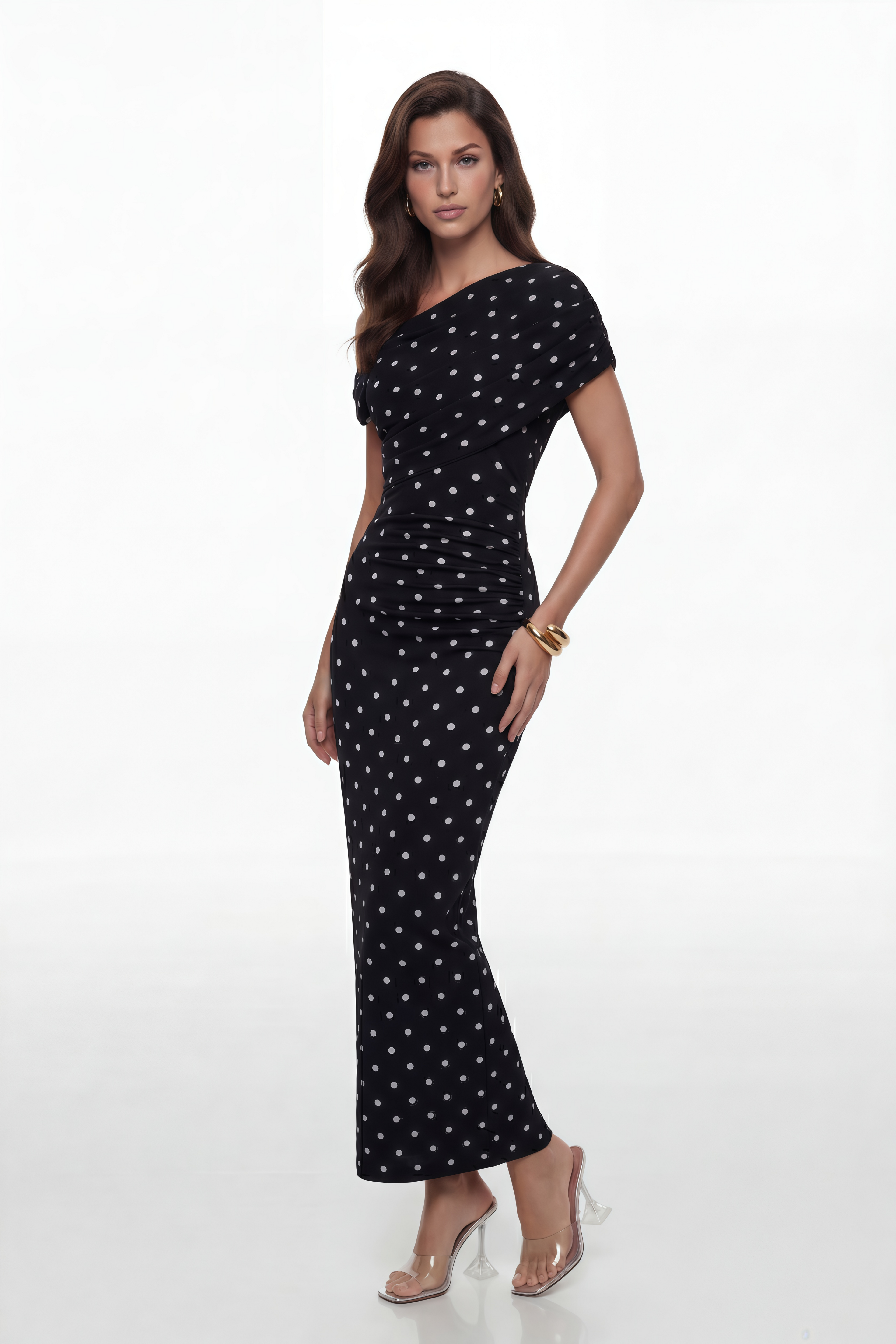 Vestido maxi de hombro único con lunares de la marca MRNewyork, diseño elegante y fluido para ocasiones especiales.