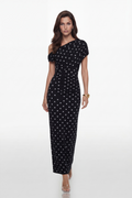 Vestido largo de un solo hombro con lunares de MRNewyork, estilo maxi y diseño elegante en tela ligera y femenina.