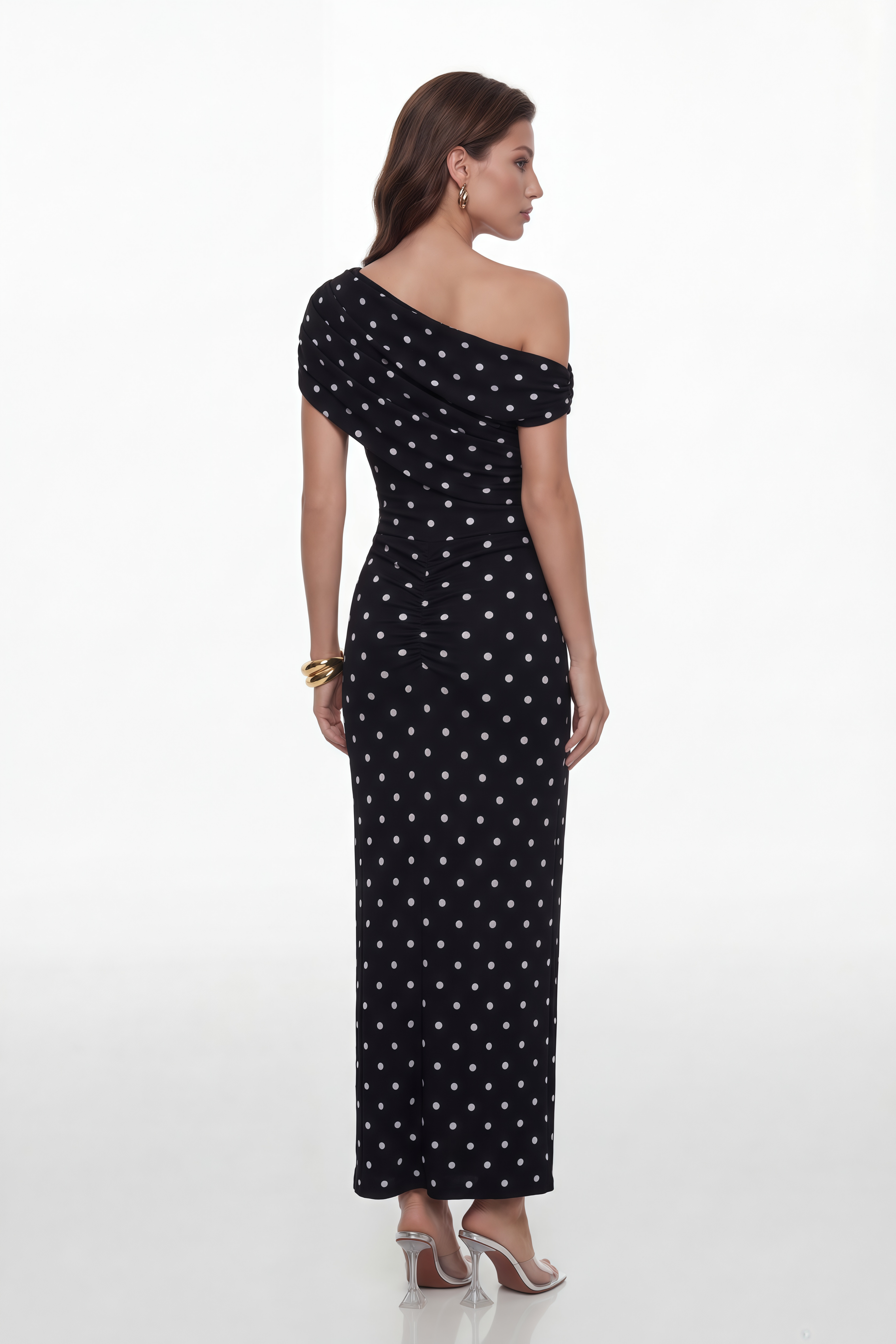 Vestido largo de hombro descubierto y lunares de la marca MRNewyork, con diseño maxi y estilo elegante.