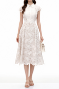 Vestido midi blanco de Mckensie con aplicación de flores, de la marca MRNewyork, con detalles florales en la parte superior