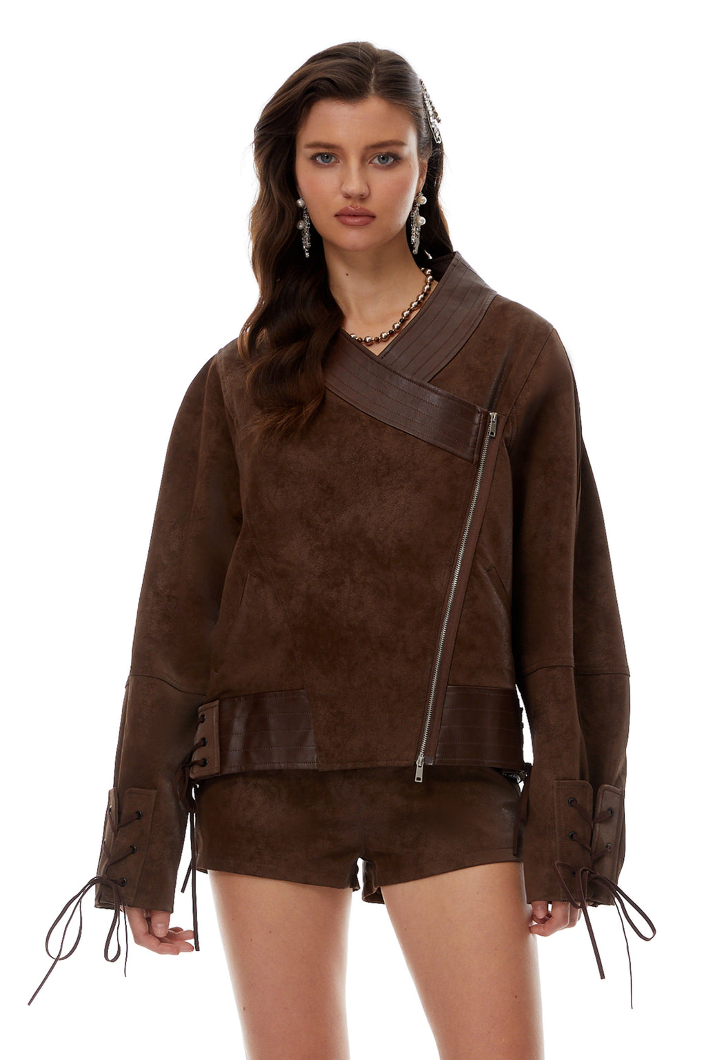 Conjunto de chaqueta y pantalones cortos de ante de Melanie Brown de MRNewyork, en color marrón, con detalles de textura suave.